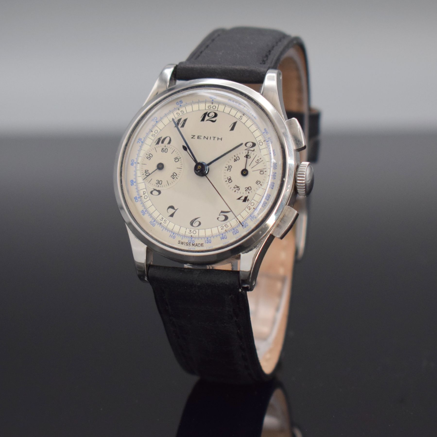 Detail b: ZENITH Schaltradchronograph Kaliber 146 in Stahl, Handaufzug, Schweiz um 1945, 3-teil. Geh., Boden & Glasrand aufgedr., silb. Zifferbl. rest., gebl. ...