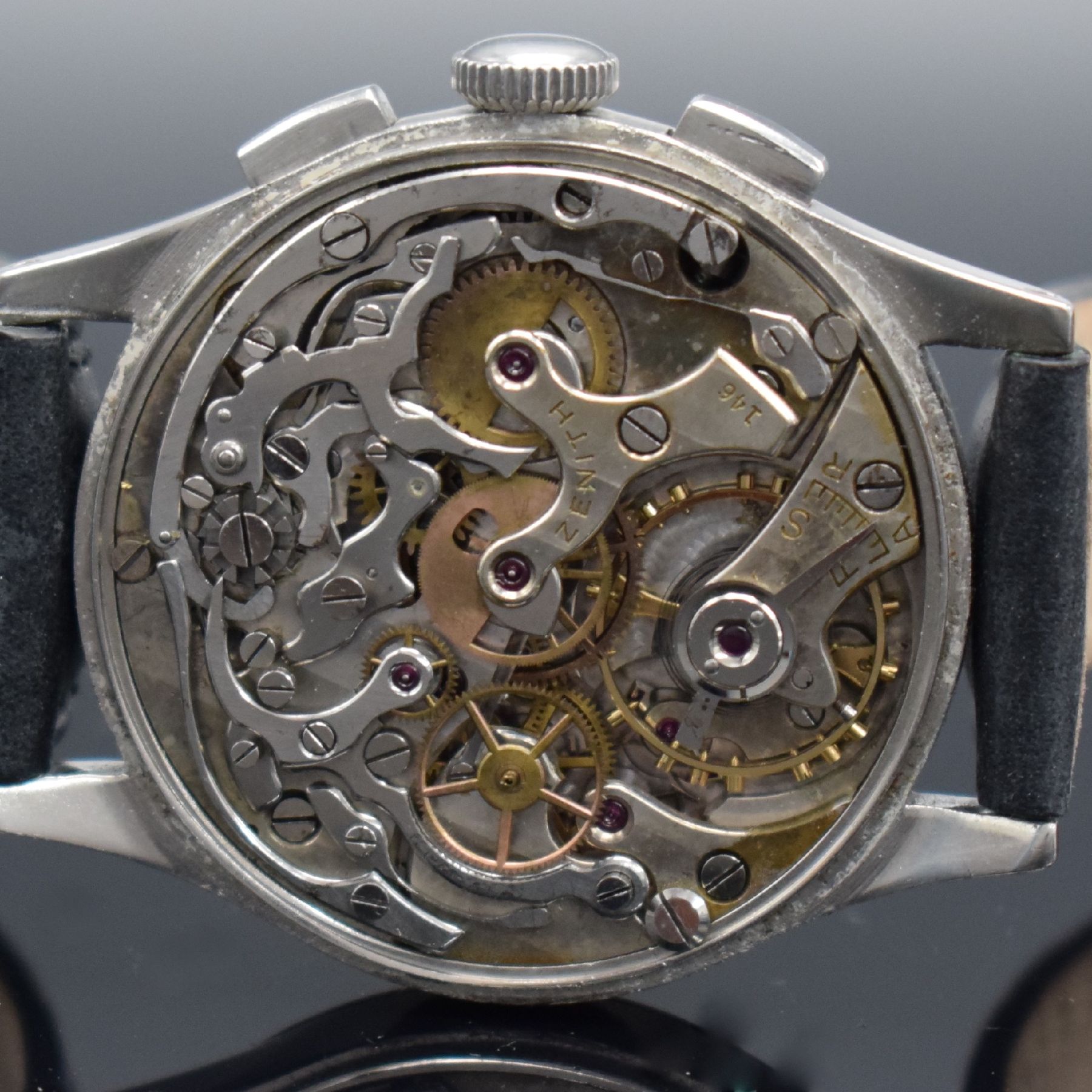 Detail e: ZENITH Schaltradchronograph Kaliber 146 in Stahl, Handaufzug, Schweiz um 1945, 3-teil. Geh., Boden & Glasrand aufgedr., silb. Zifferbl. rest., gebl. ...