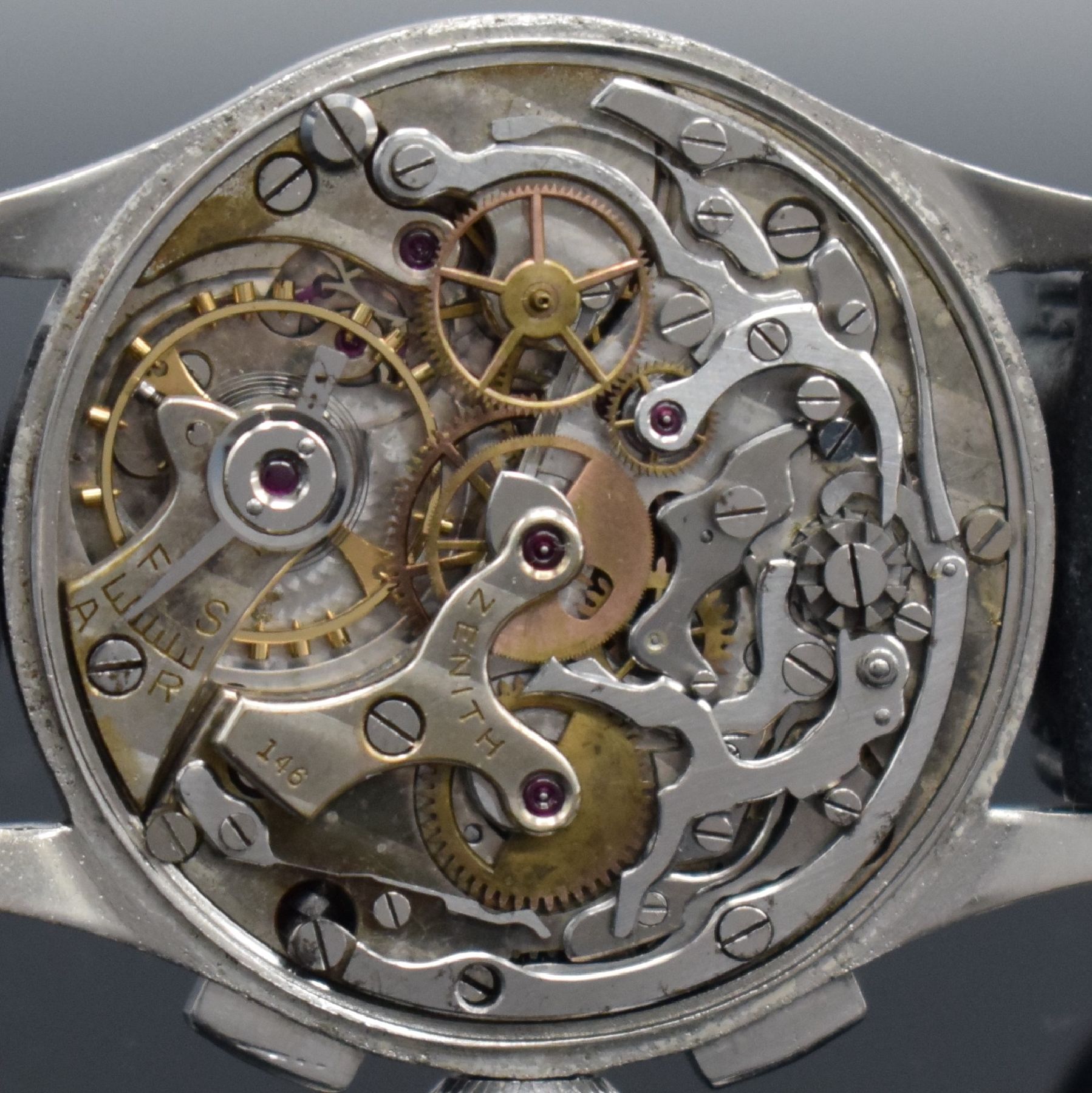 Detail f: ZENITH Schaltradchronograph Kaliber 146 in Stahl, Handaufzug, Schweiz um 1945, 3-teil. Geh., Boden & Glasrand aufgedr., silb. Zifferbl. rest., gebl. ...
