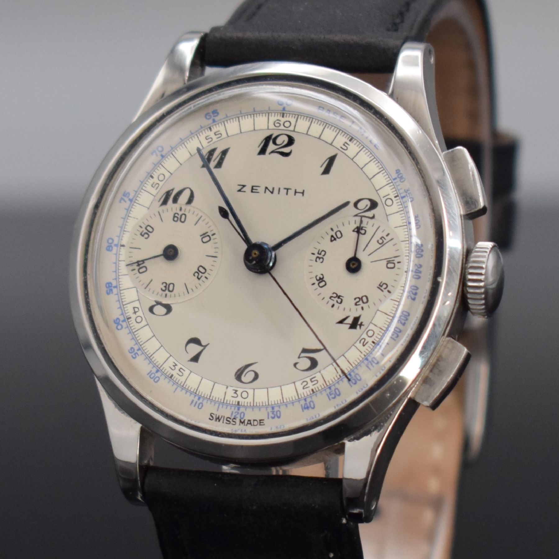 Detail h: ZENITH Schaltradchronograph Kaliber 146 in Stahl, Handaufzug, Schweiz um 1945, 3-teil. Geh., Boden & Glasrand aufgedr., silb. Zifferbl. rest., gebl. ...