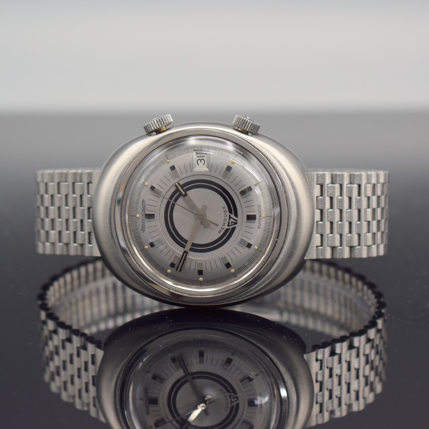 Jaeger-LeCoultre Memovox GT Armbandwecker in Stahl, Hammerautomatik, Schweiz um 1970, Ref. E861, ovales, sat. Geh. m. verschr. Boden, NSA Stahlband, ...