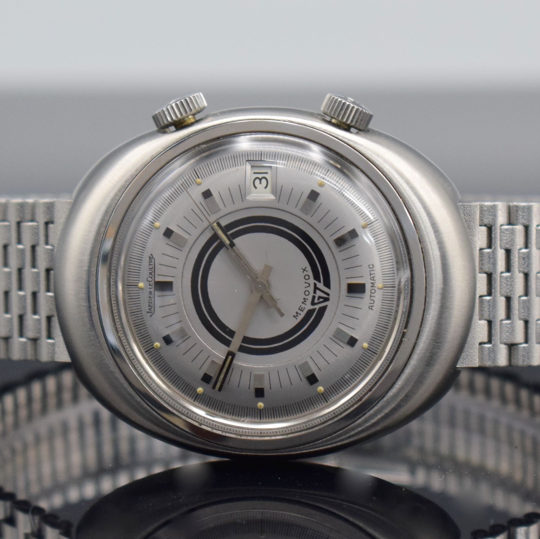 Detail a: Jaeger-LeCoultre Memovox GT Armbandwecker in Stahl, Hammerautomatik, Schweiz um 1970, Ref. E861, ovales, sat. Geh. m. verschr. Boden, NSA Stahlband, ...