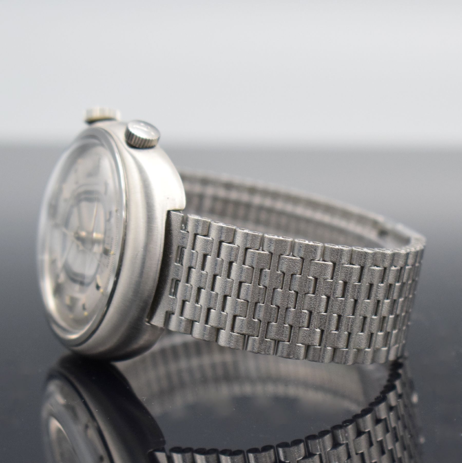 Detail c: Jaeger-LeCoultre Memovox GT Armbandwecker in Stahl, Hammerautomatik, Schweiz um 1970, Ref. E861, ovales, sat. Geh. m. verschr. Boden, NSA Stahlband, ...