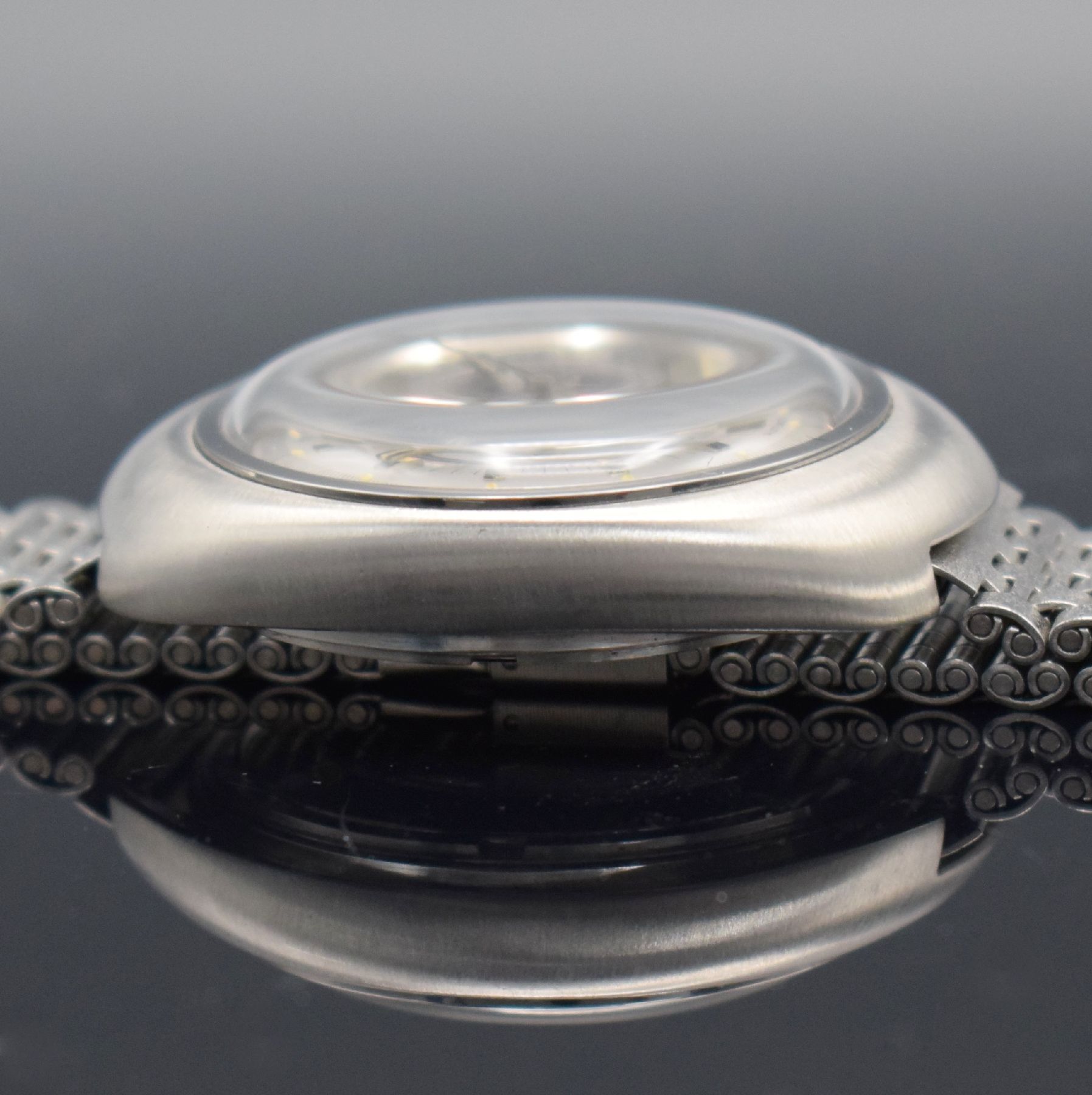 Detail g: Jaeger-LeCoultre Memovox GT Armbandwecker in Stahl, Hammerautomatik, Schweiz um 1970, Ref. E861, ovales, sat. Geh. m. verschr. Boden, NSA Stahlband, ...