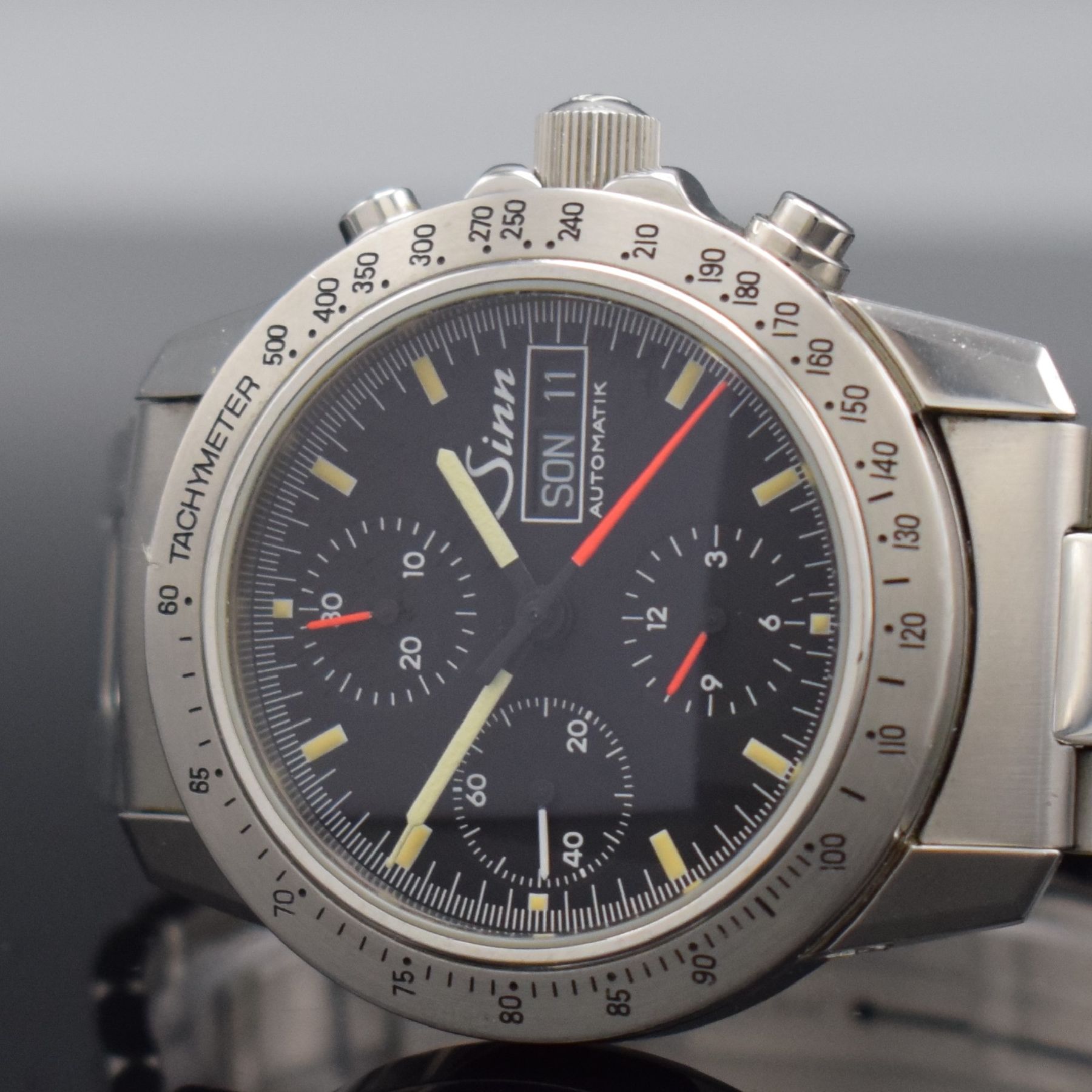 Detail a: SINN Herrenarmbanduhr mit Chronograph, Deutschland um 1995, Automatik, Ref. 303, verschr. Edelstahlgeh. inkl. orig. Gliederband m. Faltschl., ...