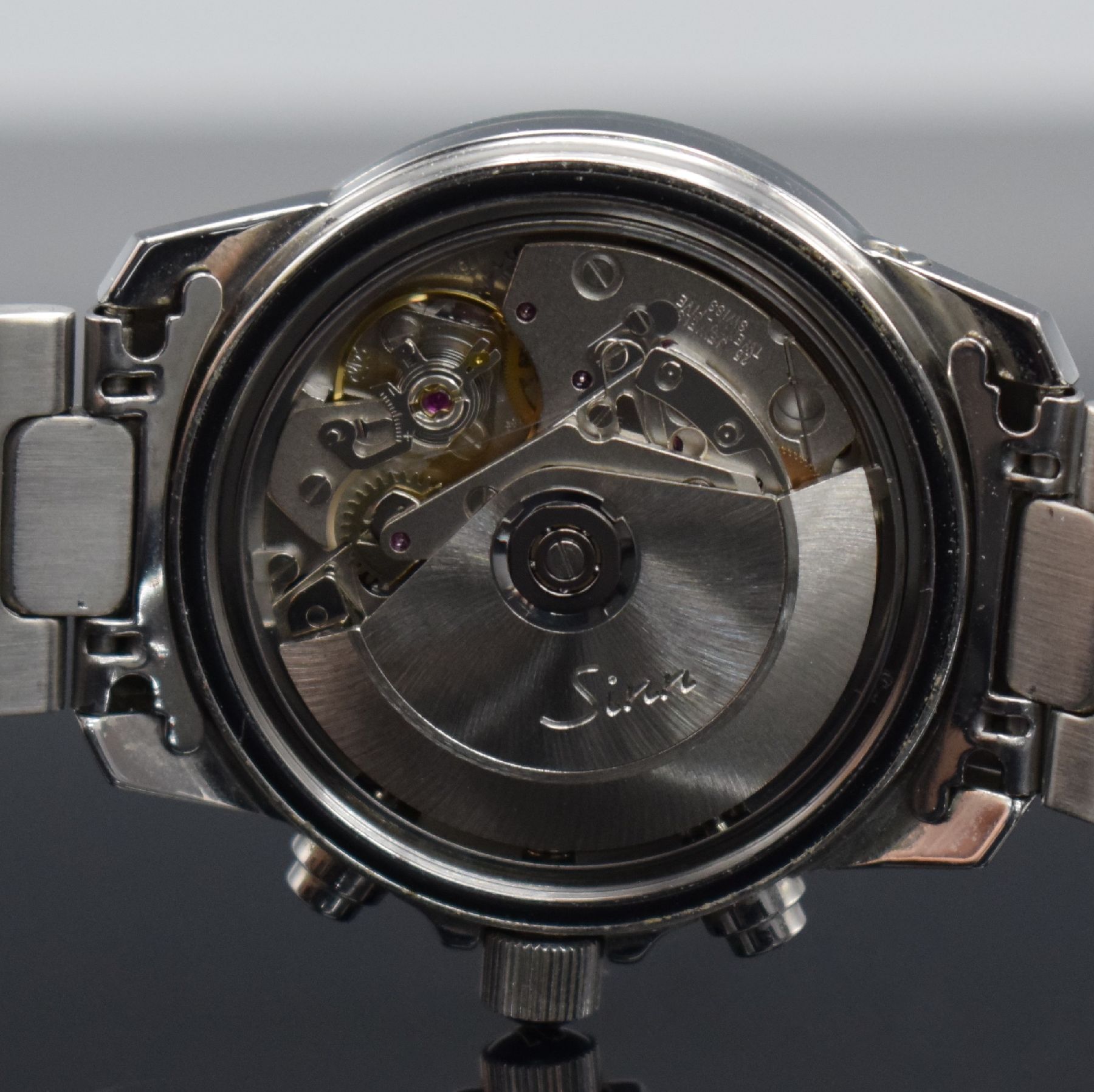 Detail h: SINN Herrenarmbanduhr mit Chronograph, Deutschland um 1995, Automatik, Ref. 303, verschr. Edelstahlgeh. inkl. orig. Gliederband m. Faltschl., ...