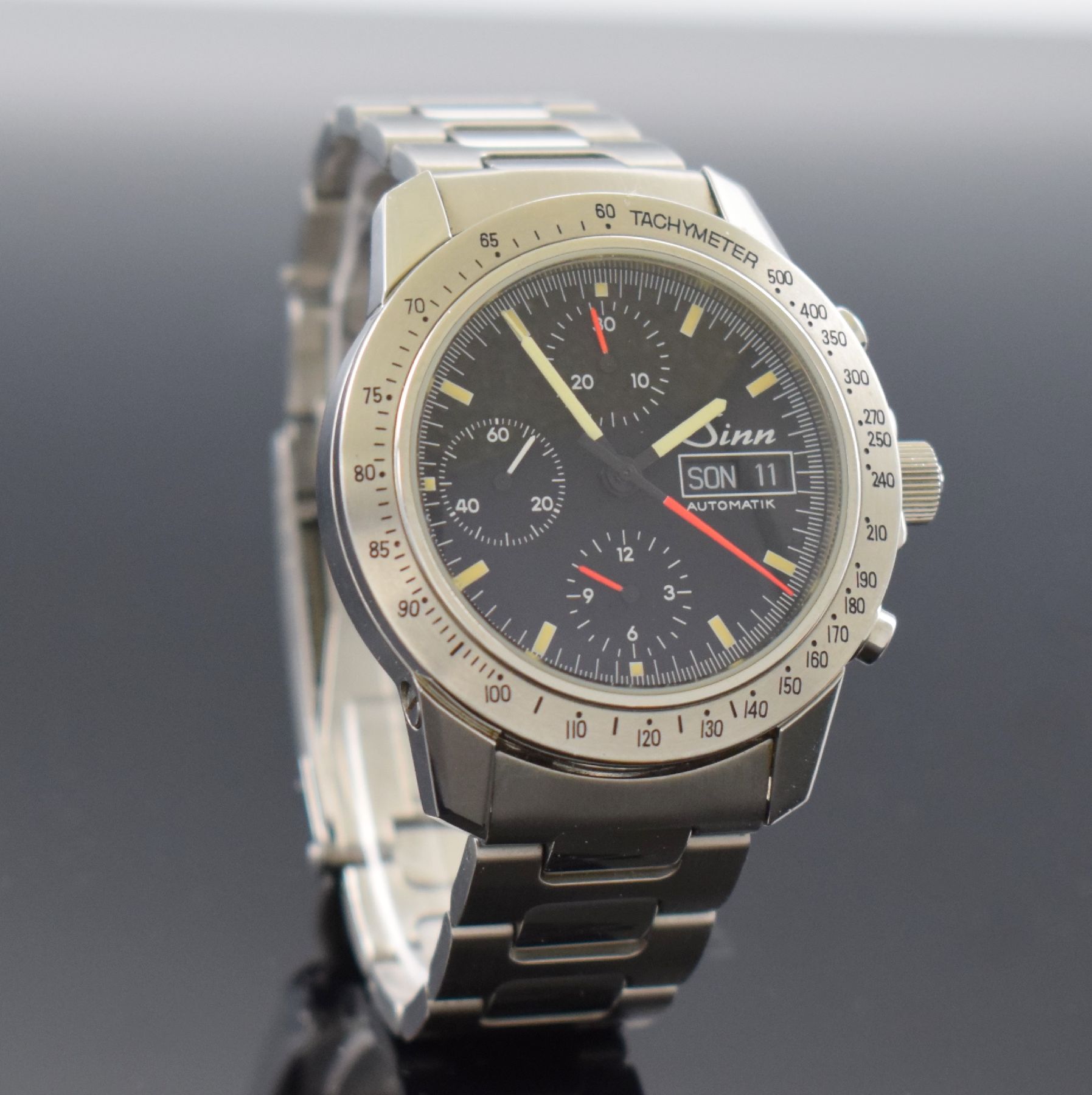Detail i: SINN Herrenarmbanduhr mit Chronograph, Deutschland um 1995, Automatik, Ref. 303, verschr. Edelstahlgeh. inkl. orig. Gliederband m. Faltschl., ...