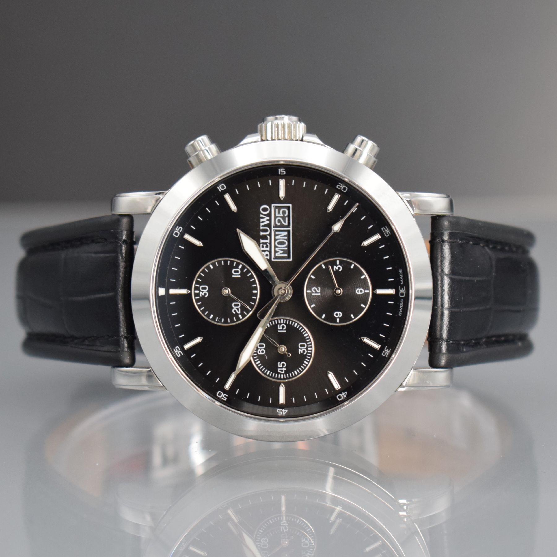 BELUWO große Herrenarmbanduhr mit Chronograph, Schweiz um 2010, Automatik, beids. vergl. Edelstahlgeh., Boden 6-fach verschr., Lederband m. orig. ...