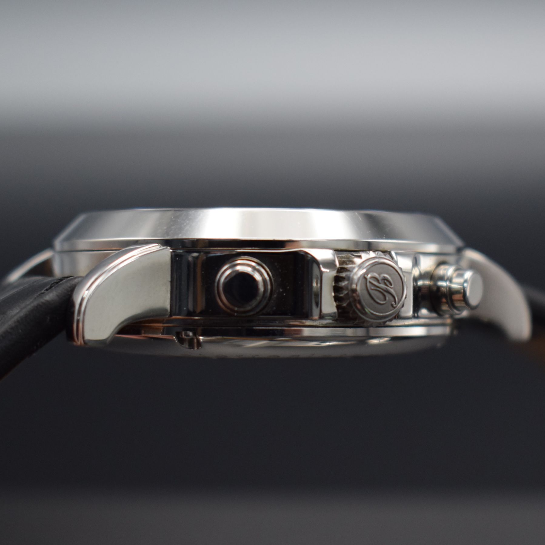 Detail e: BELUWO große Herrenarmbanduhr mit Chronograph, Schweiz um 2010, Automatik, beids. vergl. Edelstahlgeh., Boden 6-fach verschr., Lederband m. orig. ...