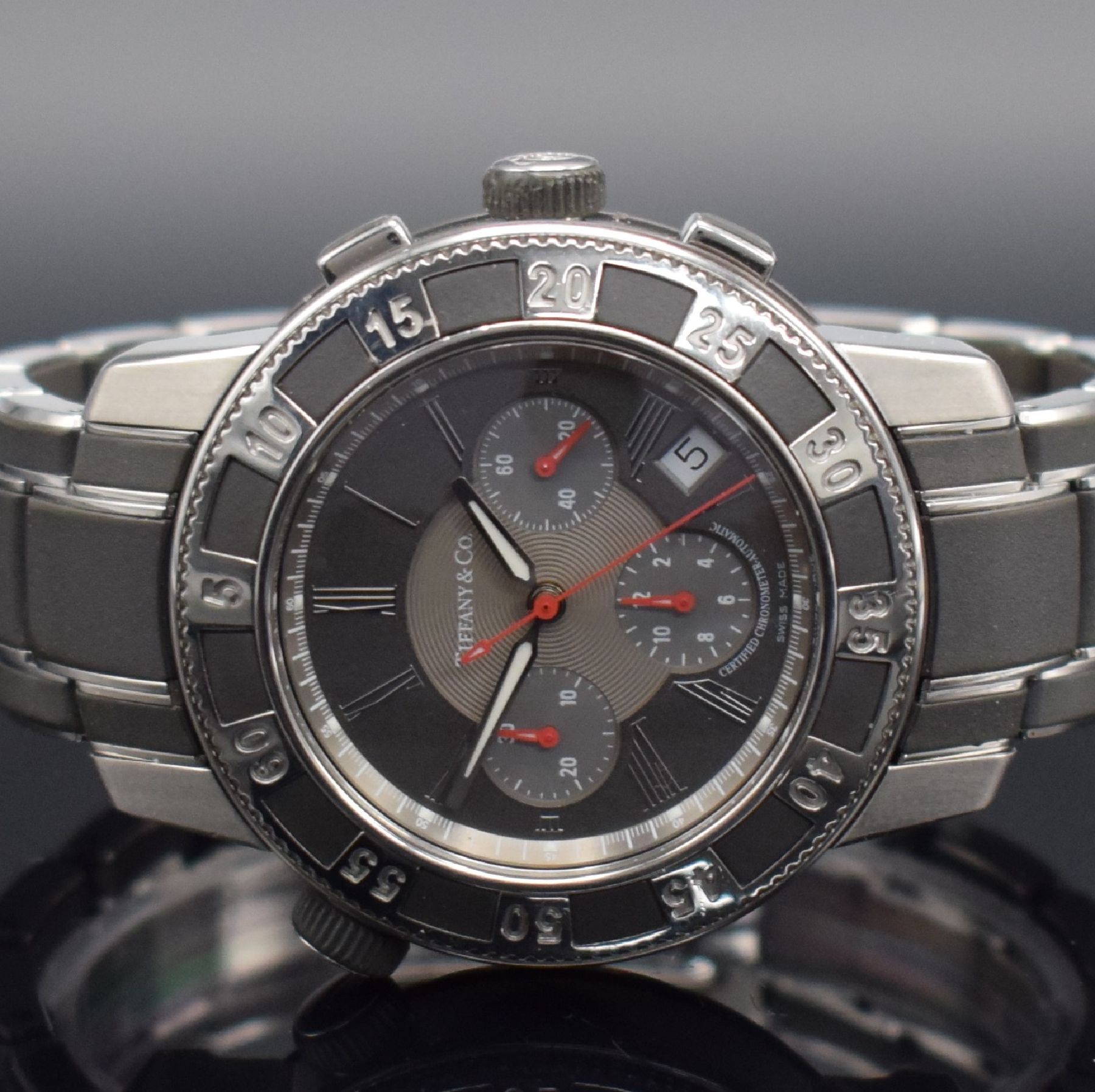 Detail a: TIFFANY & CO. Armbandchronograph, Schweiz um 2008, Automatik, Chronometer in Edelstahl & Kautschuk inkl. Gliederband m. Faltschl., beids. vergl., ...