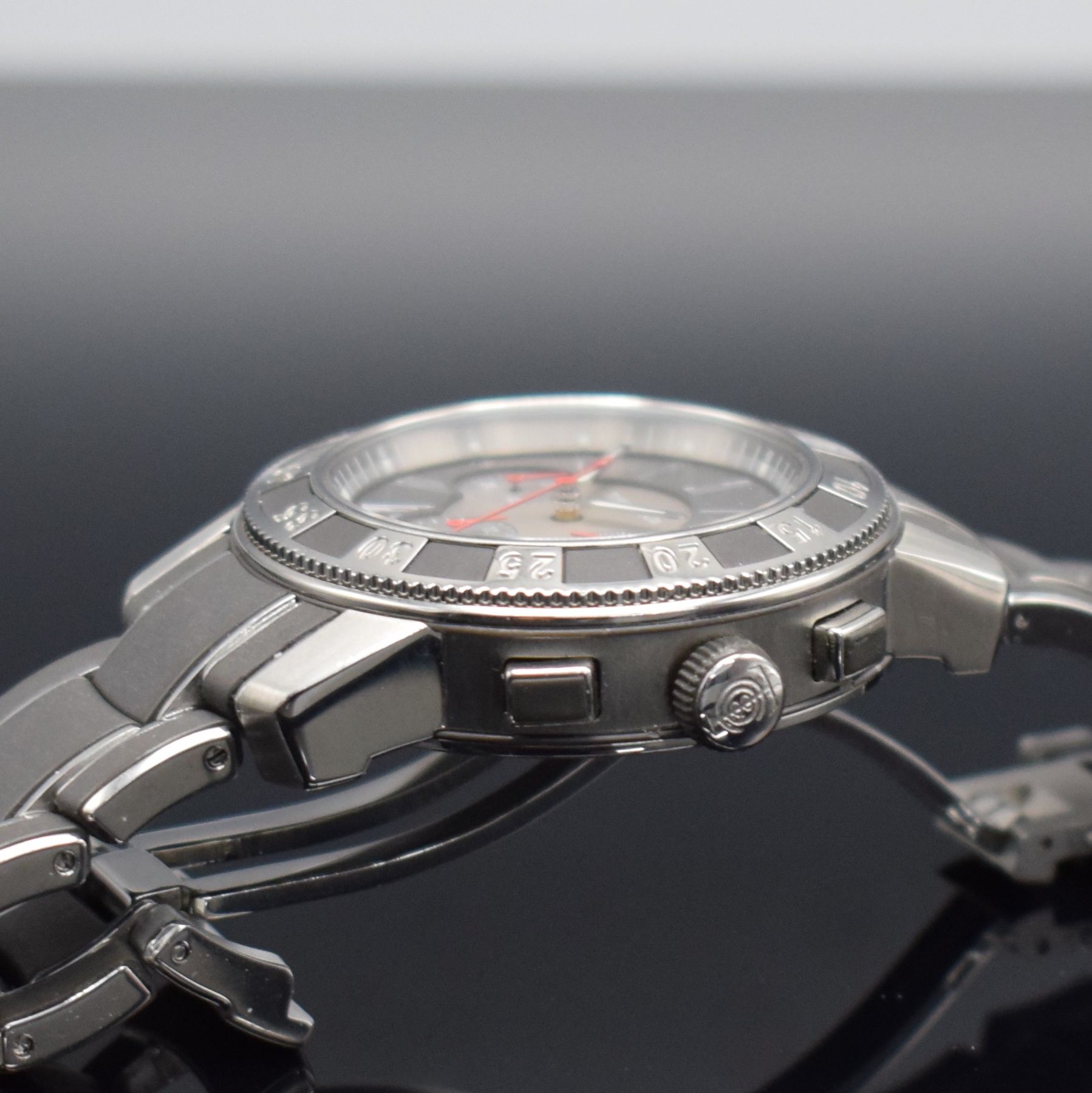 Detail e: TIFFANY & CO. Armbandchronograph, Schweiz um 2008, Automatik, Chronometer in Edelstahl & Kautschuk inkl. Gliederband m. Faltschl., beids. vergl., ...