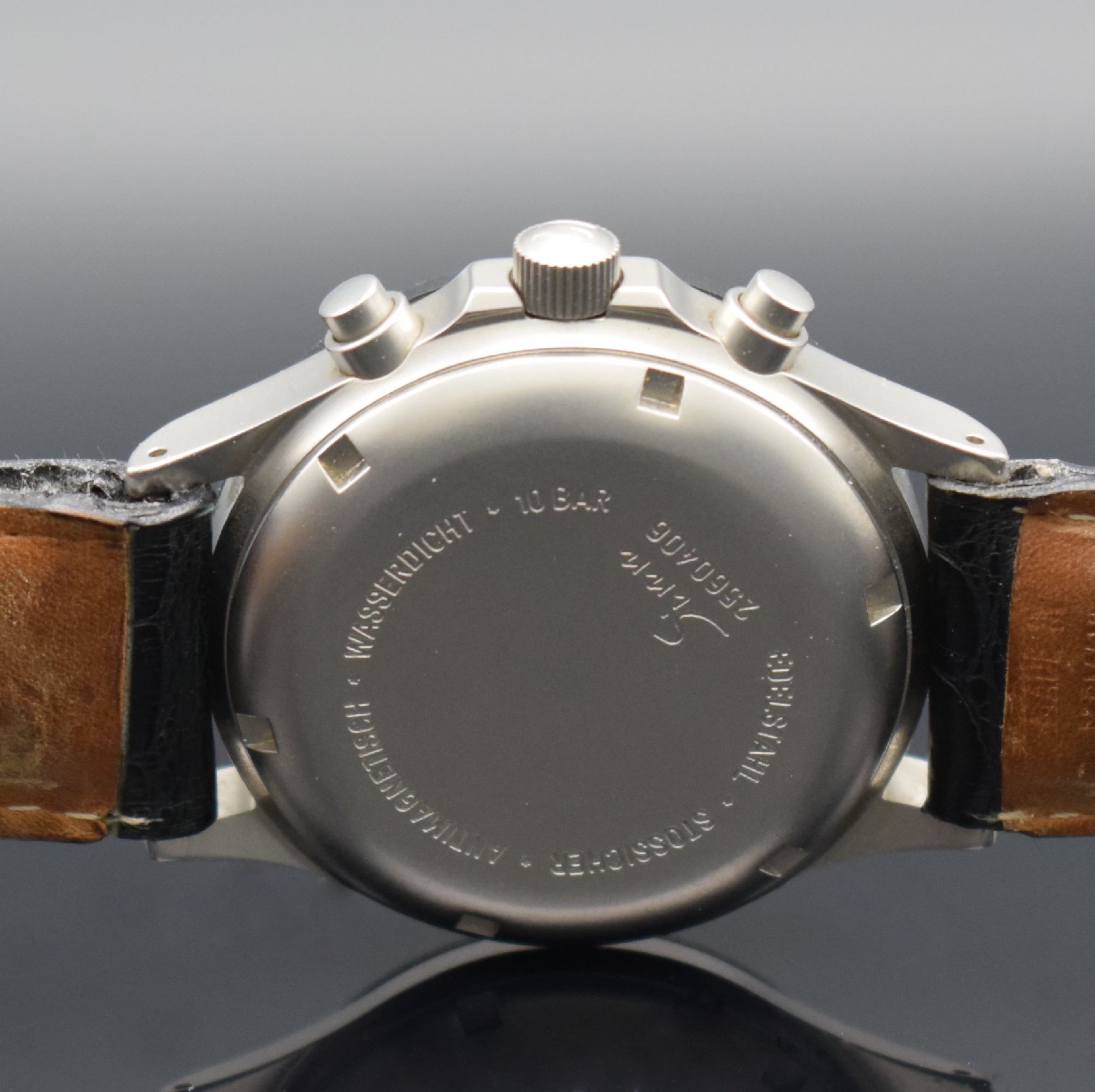 Detail e: SINN Herrenarmbanduhr mit Chronograph, Schweiz um 1990, Automatik, verschr. Edelstahlgeh., Tachymeterskala, schwarzes Tritium-Zifferbl. m. arab. ...