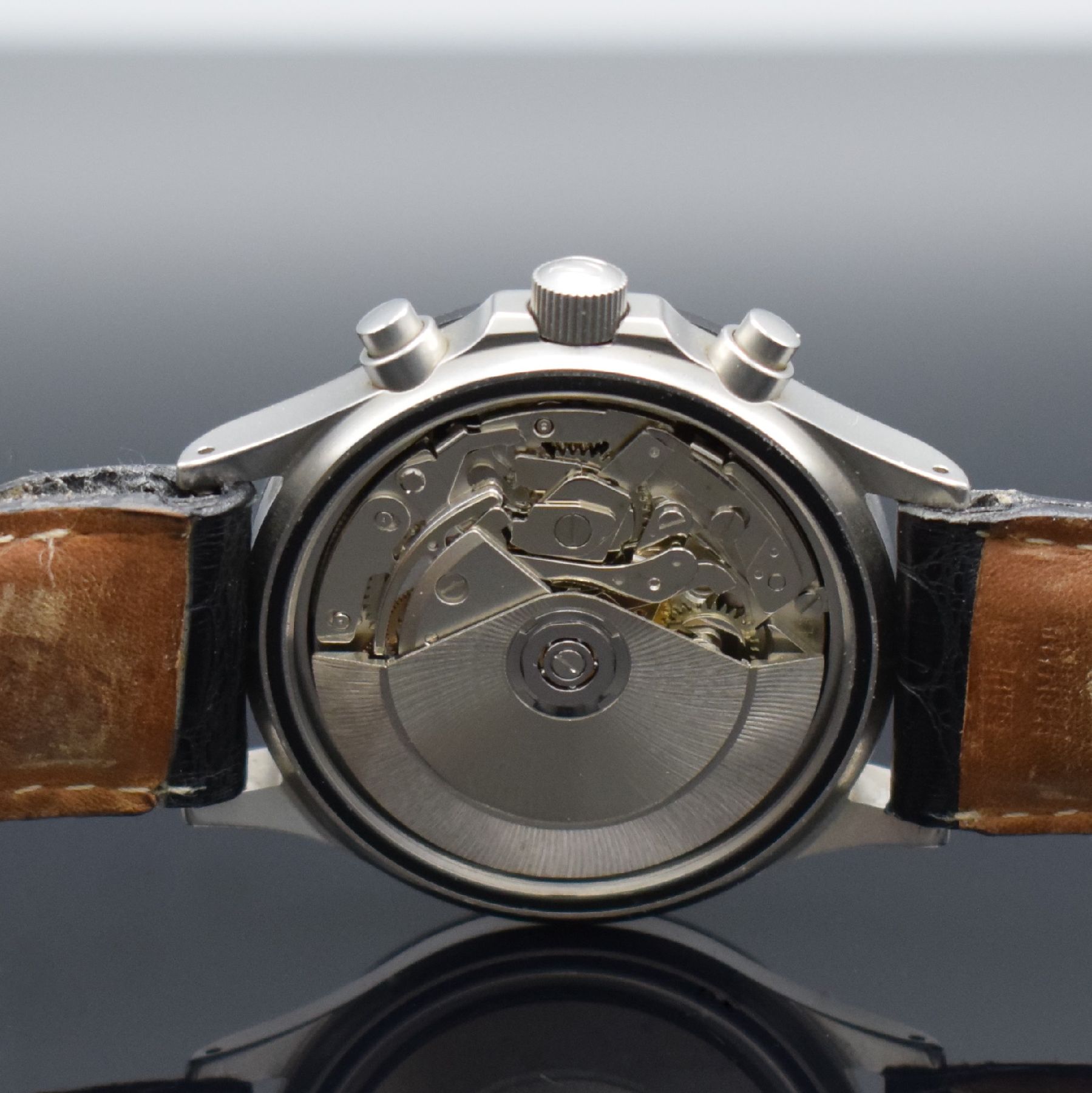 Detail f: SINN Herrenarmbanduhr mit Chronograph, Schweiz um 1990, Automatik, verschr. Edelstahlgeh., Tachymeterskala, schwarzes Tritium-Zifferbl. m. arab. ...