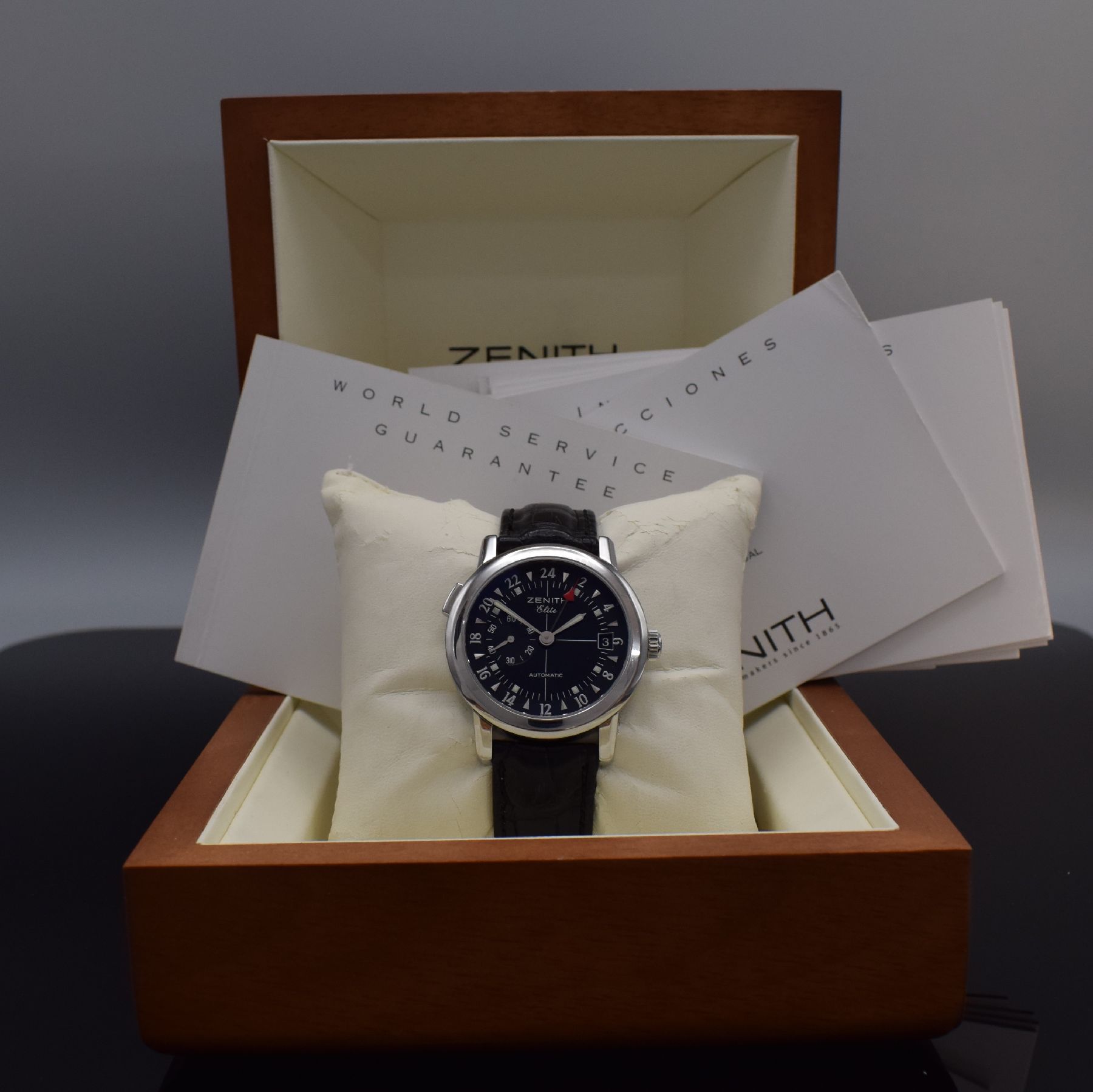 Detail g: ZENITH Elite Port Royal V Herrenarmbanduhr mit 2er Zeitzone, Schweiz um 2005, Automatik, Ref. 01/02.0450.682, beids. vergl. Edelstahlgeh., Boden ...