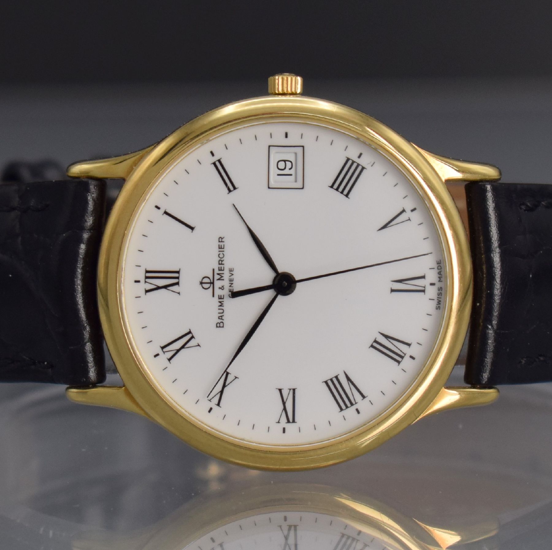 Detail a: BAUME & MERCIER Armbanduhr in GG 750/000, Schweiz um 1995, quarz, 2-teil. Geh., Boden aufgedr., weißes Zifferbl. m. röm. Zahlen, schwarze Zeiger, ...
