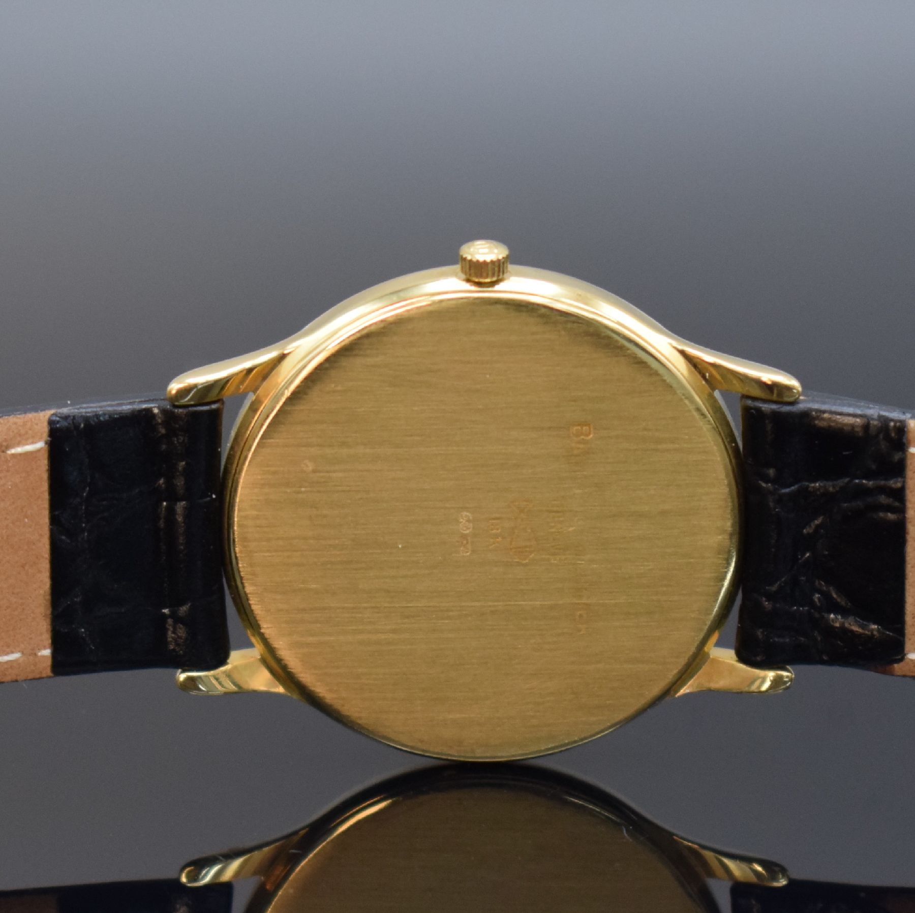 Detail e: BAUME & MERCIER Armbanduhr in GG 750/000, Schweiz um 1995, quarz, 2-teil. Geh., Boden aufgedr., weißes Zifferbl. m. röm. Zahlen, schwarze Zeiger, ...
