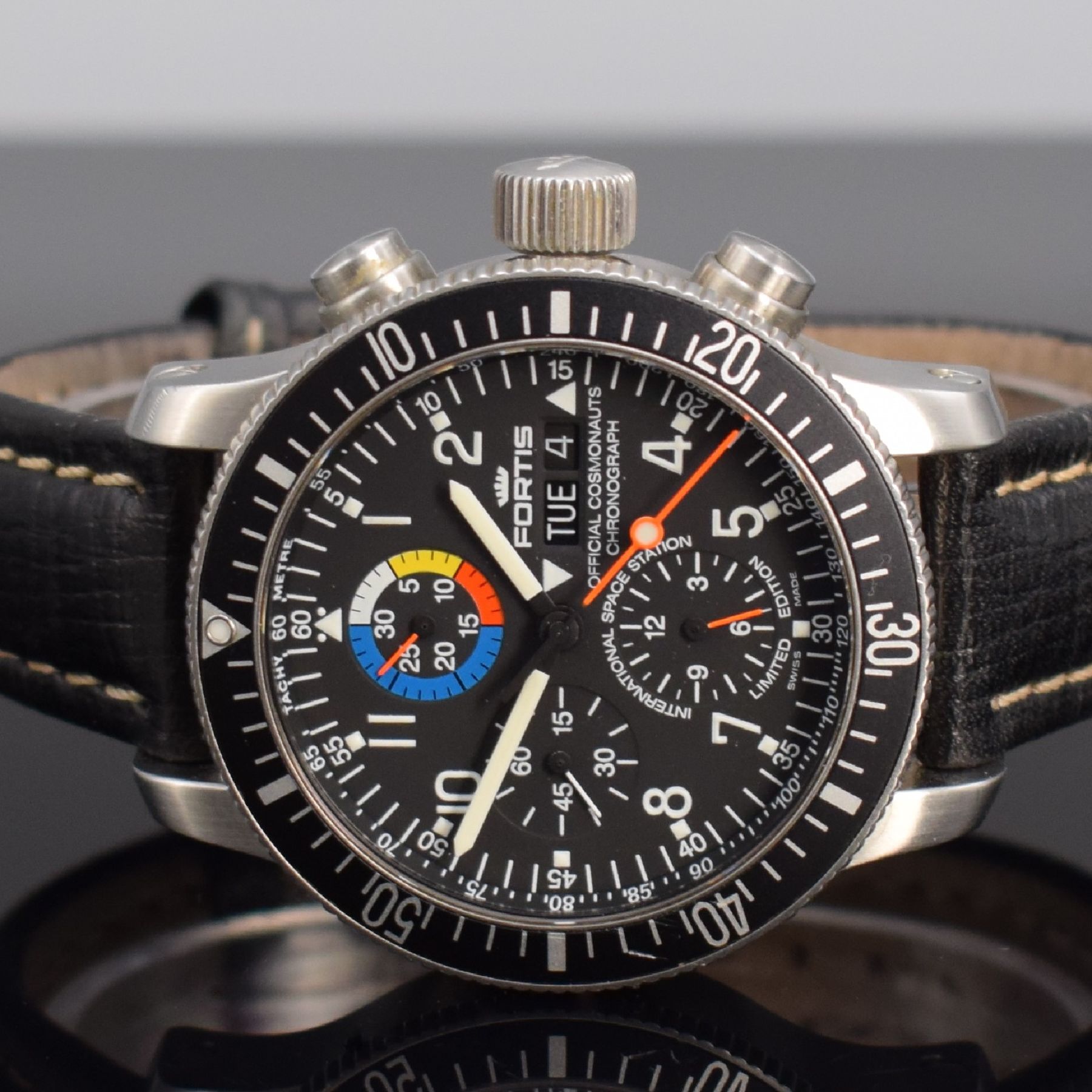 Detail a: FORTIS B-42 International Space Station Limited Edition Herrenarmbanduhr mit Chronograph, Schweiz um 2005, Automatik, Ref. 638.10.141, verschr. ...