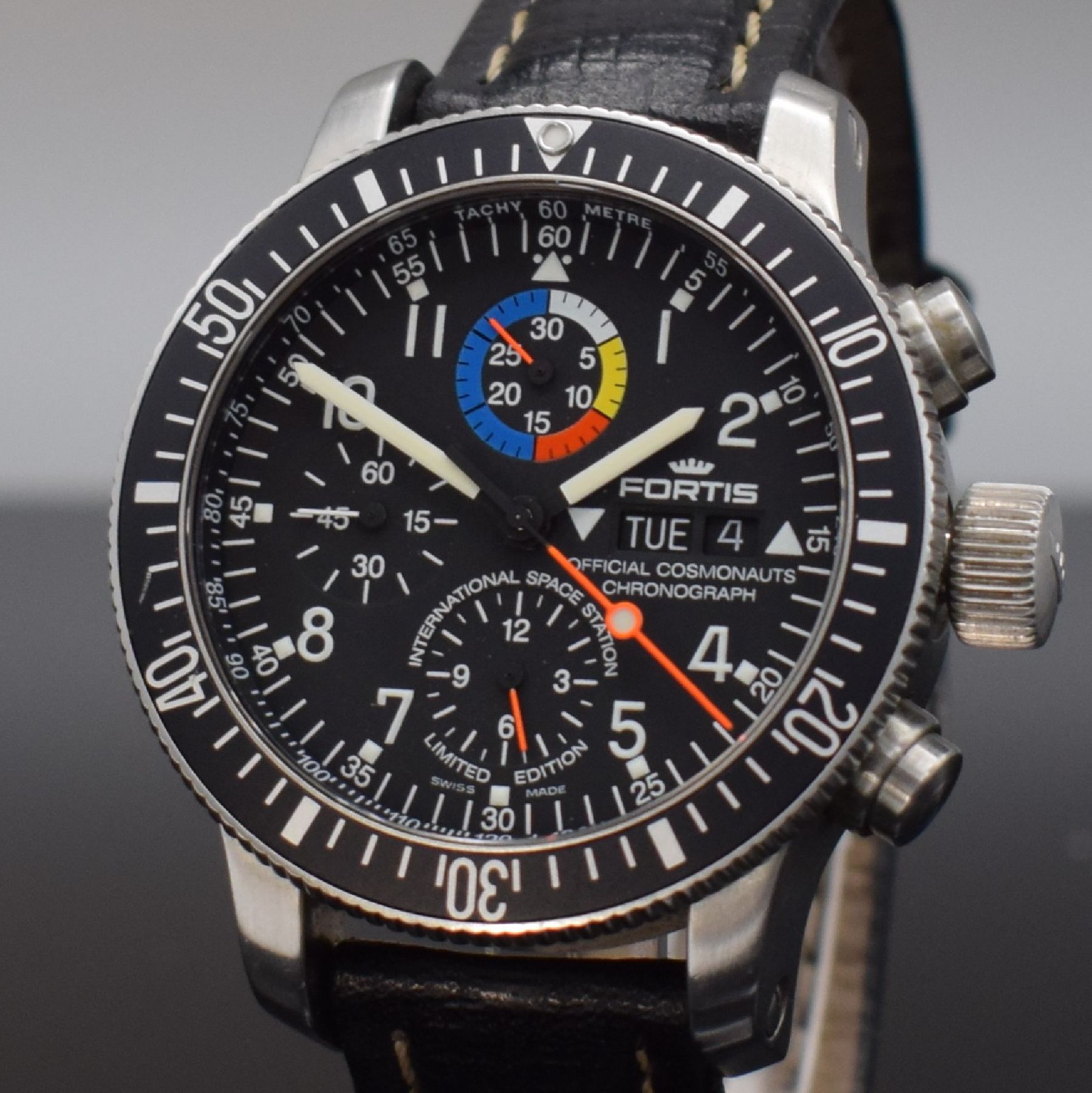 Detail c: FORTIS B-42 International Space Station Limited Edition Herrenarmbanduhr mit Chronograph, Schweiz um 2005, Automatik, Ref. 638.10.141, verschr. ...