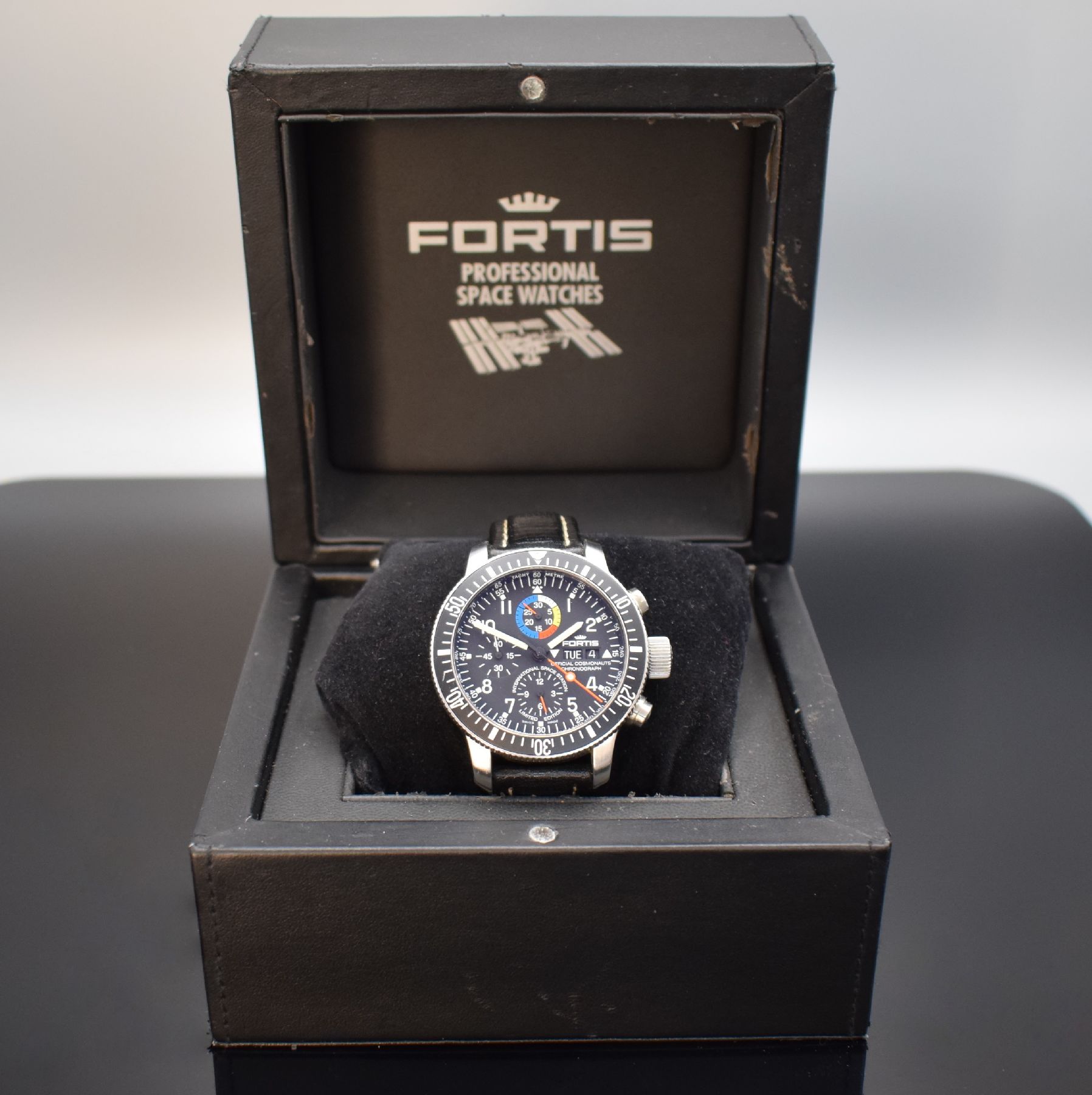 Detail g: FORTIS B-42 International Space Station Limited Edition Herrenarmbanduhr mit Chronograph, Schweiz um 2005, Automatik, Ref. 638.10.141, verschr. ...