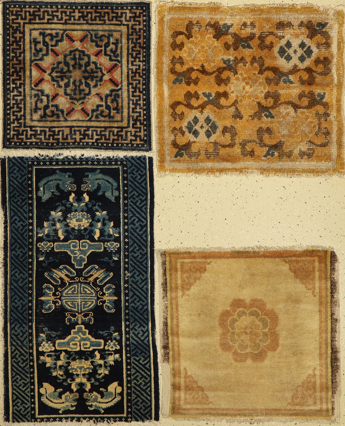 Konvolut 4 Sitzbank Teppiche, China, 19.Jhd, Wolle auf Baumwolle, ca. 62 x 61 cm und ca, 70 x 70cm und ca, 108 x 72 cm EHZ: 3-4