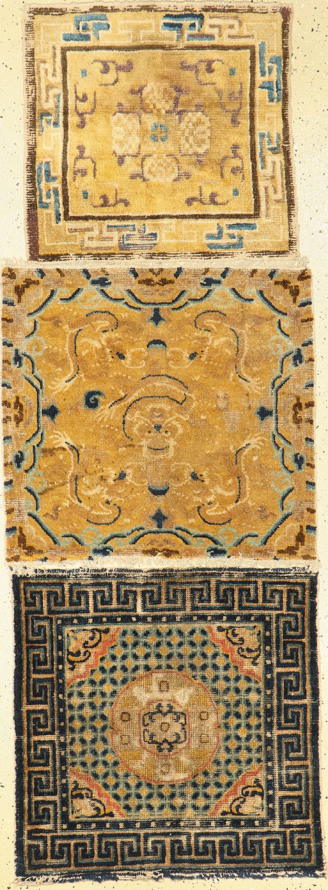 Konvolut 3 Sitzbank Teppiche, China, 19.Jhd, Wolle auf Baumwolle, ca. 65 x 65 cm, EHZ: 3-4