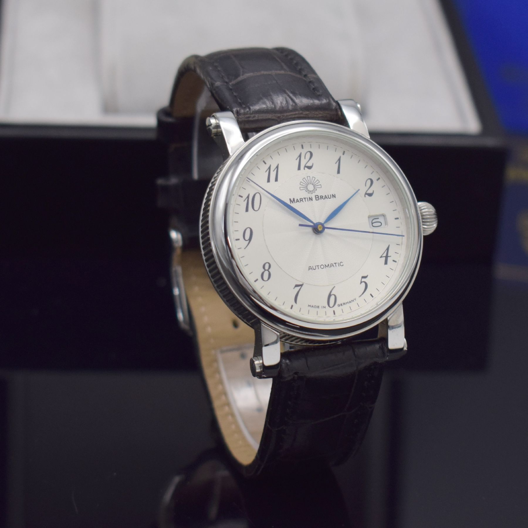 Detail e: MARTIN BRAUN seltene Armbanduhr Teutonia S, Automatik, Deutschland um 2006, 3-teil. Edelstahlgeh. inkl. orig. Lederband m. orig. Dornschl., beids. ...