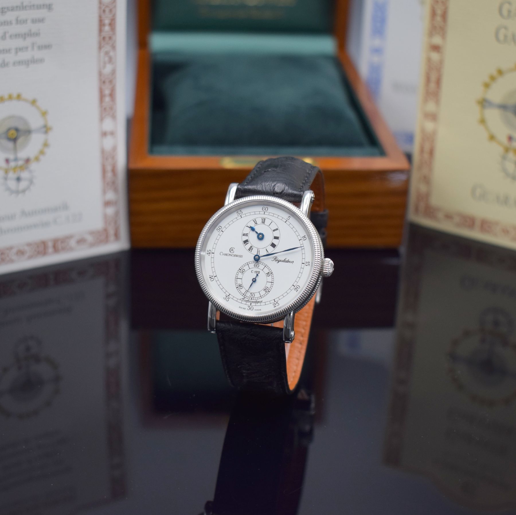Detail b: CHRONOSWISS Regulateur Herrenarmbanduhr in Edelstahl Referenz CH 1223, Automatik, beids. vergl. Geh., Boden verschr., orig. Lederband m. orig. ...