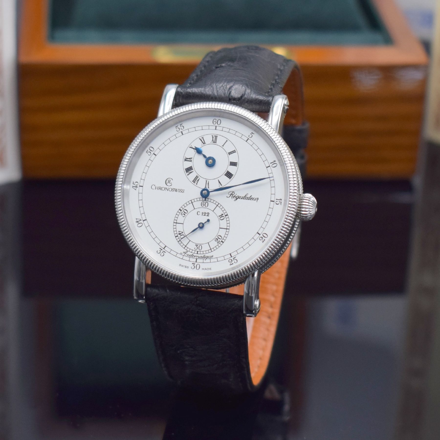 Detail c: CHRONOSWISS Regulateur Herrenarmbanduhr in Edelstahl Referenz CH 1223, Automatik, beids. vergl. Geh., Boden verschr., orig. Lederband m. orig. ...