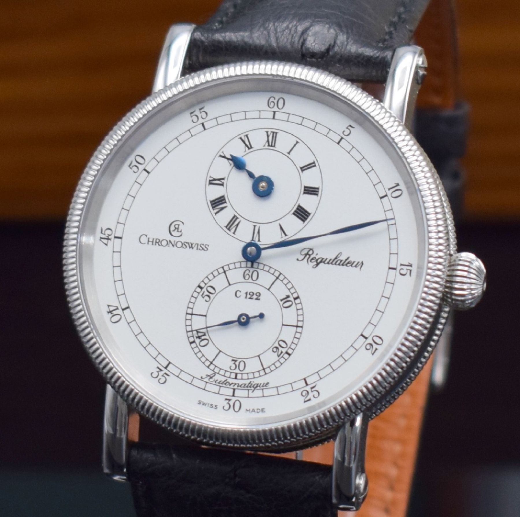 Detail d: CHRONOSWISS Regulateur Herrenarmbanduhr in Edelstahl Referenz CH 1223, Automatik, beids. vergl. Geh., Boden verschr., orig. Lederband m. orig. ...