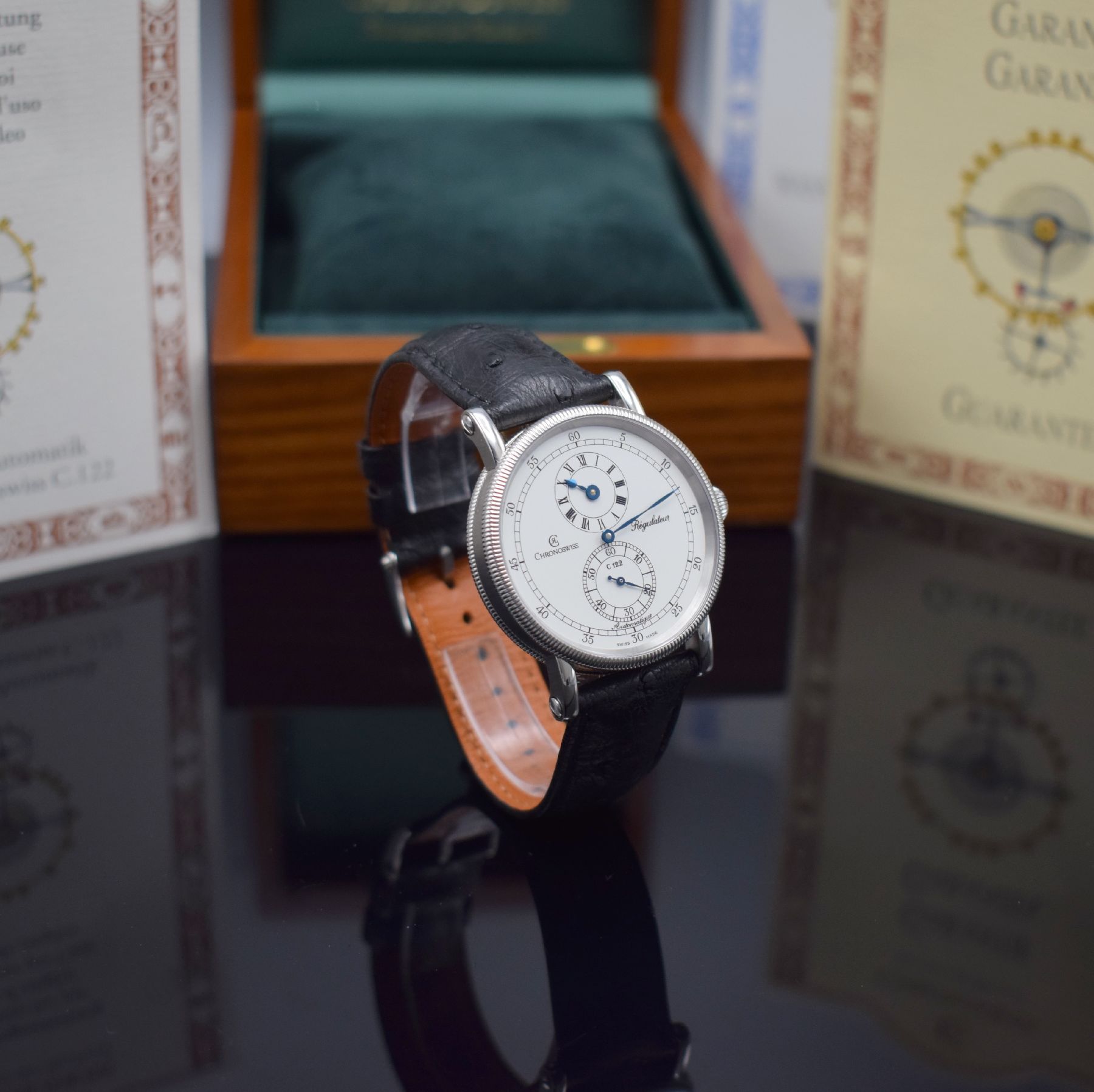Detail e: CHRONOSWISS Regulateur Herrenarmbanduhr in Edelstahl Referenz CH 1223, Automatik, beids. vergl. Geh., Boden verschr., orig. Lederband m. orig. ...