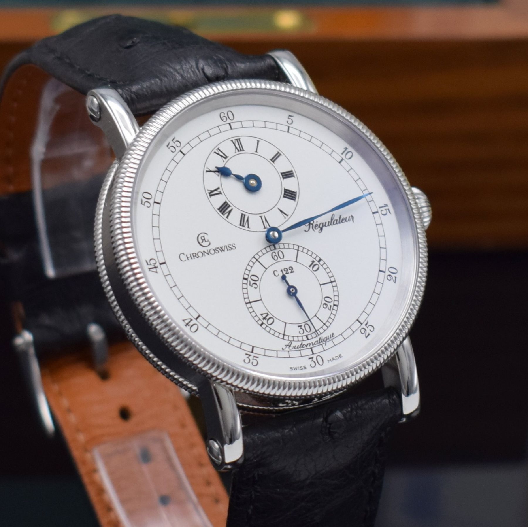 Detail f: CHRONOSWISS Regulateur Herrenarmbanduhr in Edelstahl Referenz CH 1223, Automatik, beids. vergl. Geh., Boden verschr., orig. Lederband m. orig. ...