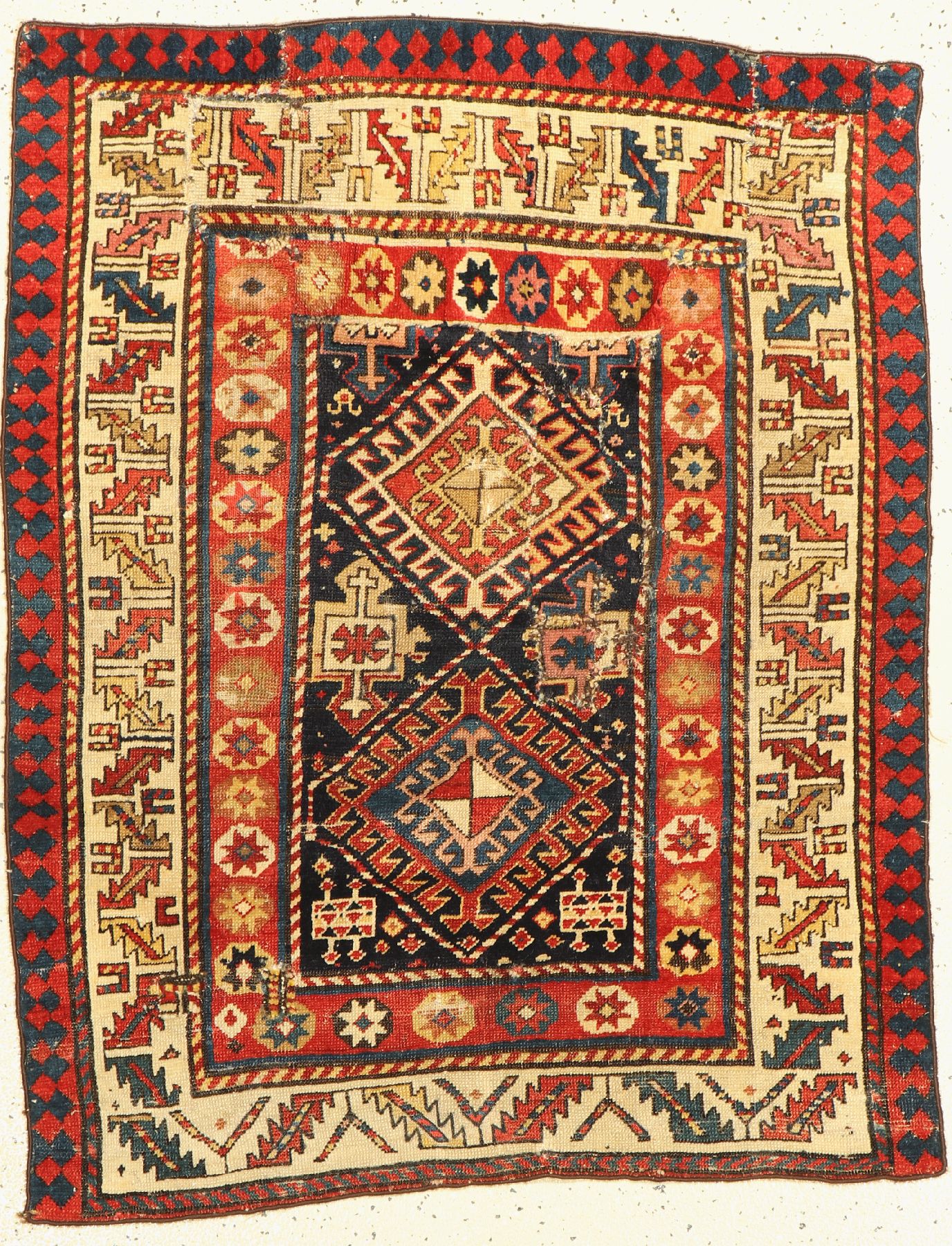 Kazak fragment antik, Kaukasus, 19.Jhd, Wolle auf Wolle, ca. 114 x 90 cm alte Restaurierungen und Gebrauchsspuren