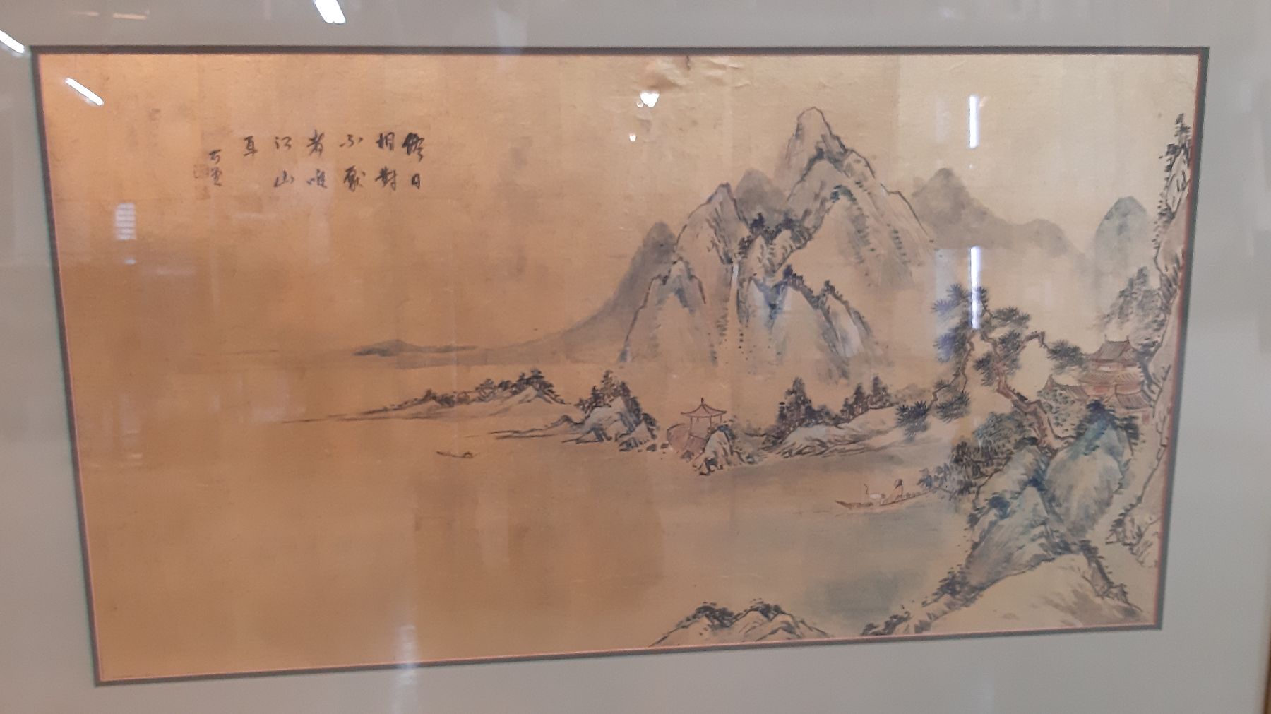 Detail a: Chinesischer Künstler, Mitte 20. Jh., Gouache auf Papier, goldfarbener Grund, Küstenansicht, li. oben mit Bezeichnung, ca. 43 x 79 cm, unter Glas, ...
