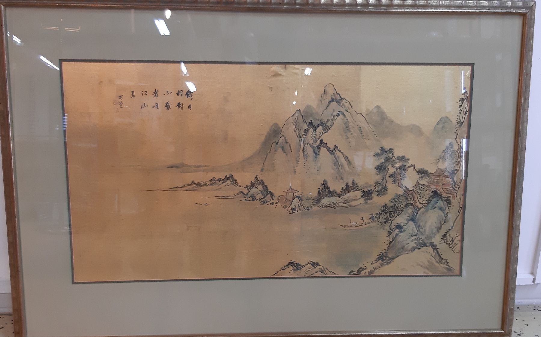 Detail c: Chinesischer Künstler, Mitte 20. Jh., Gouache auf Papier, goldfarbener Grund, Küstenansicht, li. oben mit Bezeichnung, ca. 43 x 79 cm, unter Glas, ...