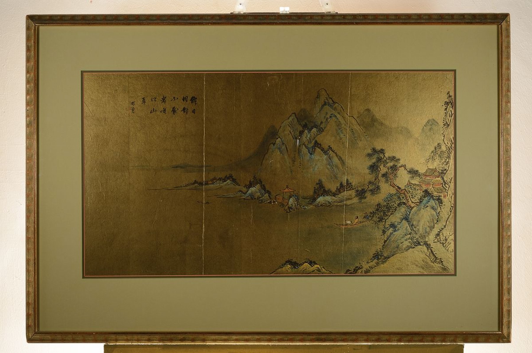 Detail k: Chinesischer Künstler, Mitte 20. Jh., Gouache auf Papier, goldfarbener Grund, Küstenansicht, li. oben mit Bezeichnung, ca. 43 x 79 cm, unter Glas, ...