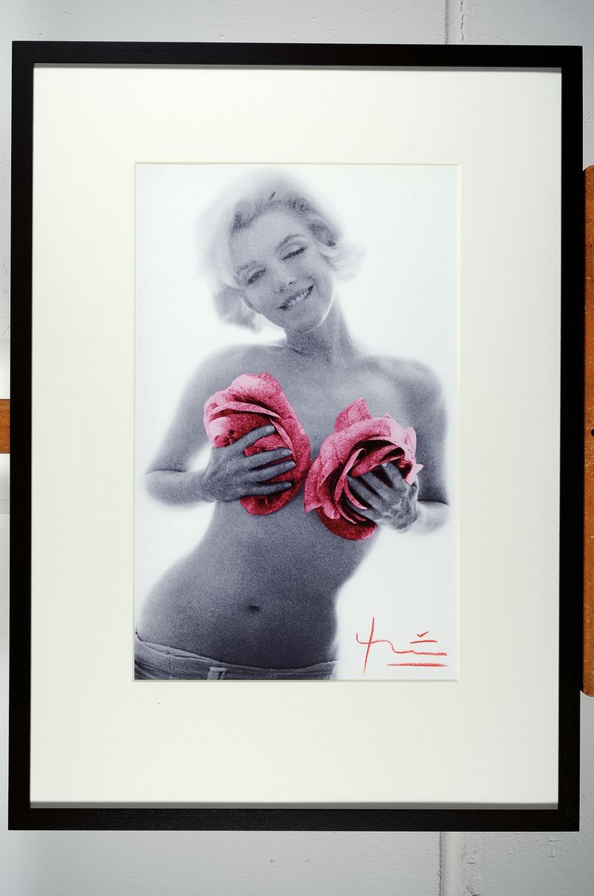 Detail k: Bert Stern, 1929 - 2013, Fotografie auf dickem Fotopapier, Drucktechnik: hochwertiger Iris Print, Titel: Marilyn red roses", Blattgröße 48 x ...