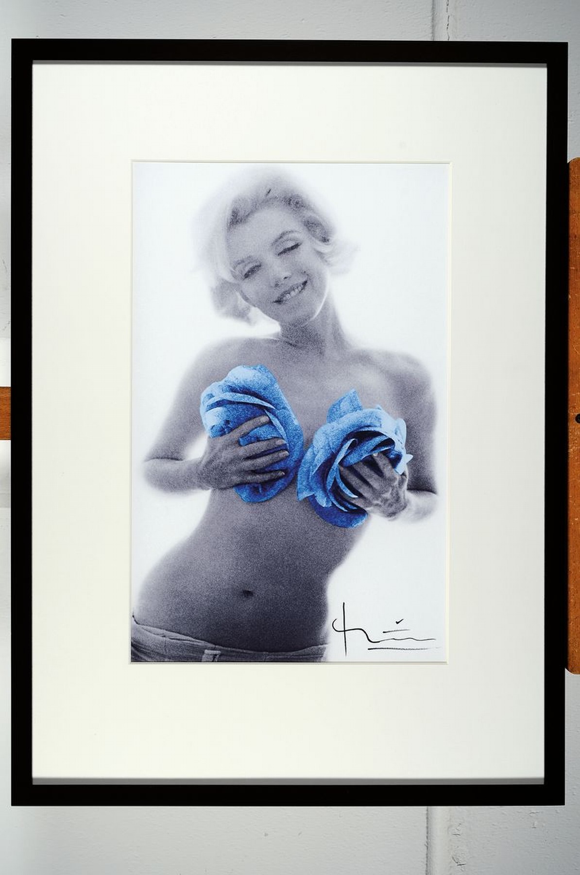 Detail k: Bert Stern, 1919-2013, "Marilyn Blue Wink Roses", Fotografie auf dickem matten Fotopapier, Drucktechnik: hochwertiger Iris -Print, ...