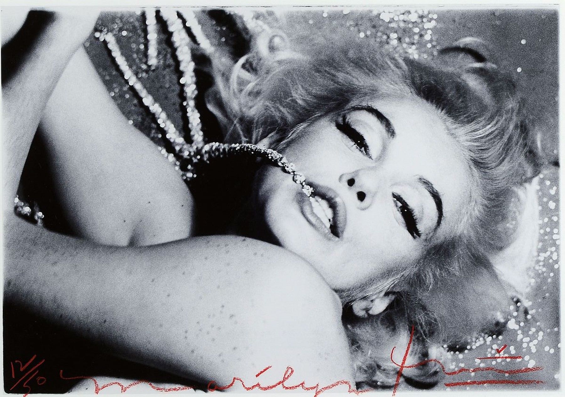 Bert Stern, 1919-2013, "Marilyn Biting The Gems", Fotografie auf dickem matten Fotopapier, Drucktechnik: hochwertiger Iris-Print, ...