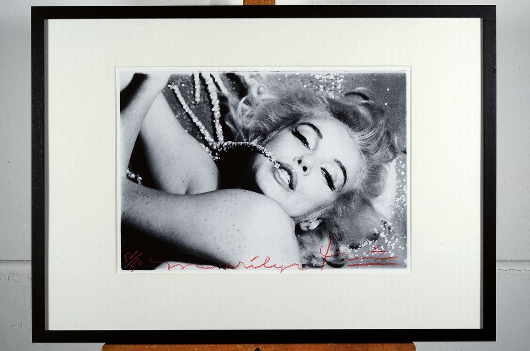 Detail k: Bert Stern, 1919-2013, "Marilyn Biting The Gems", Fotografie auf dickem matten Fotopapier, Drucktechnik: hochwertiger Iris-Print, ...