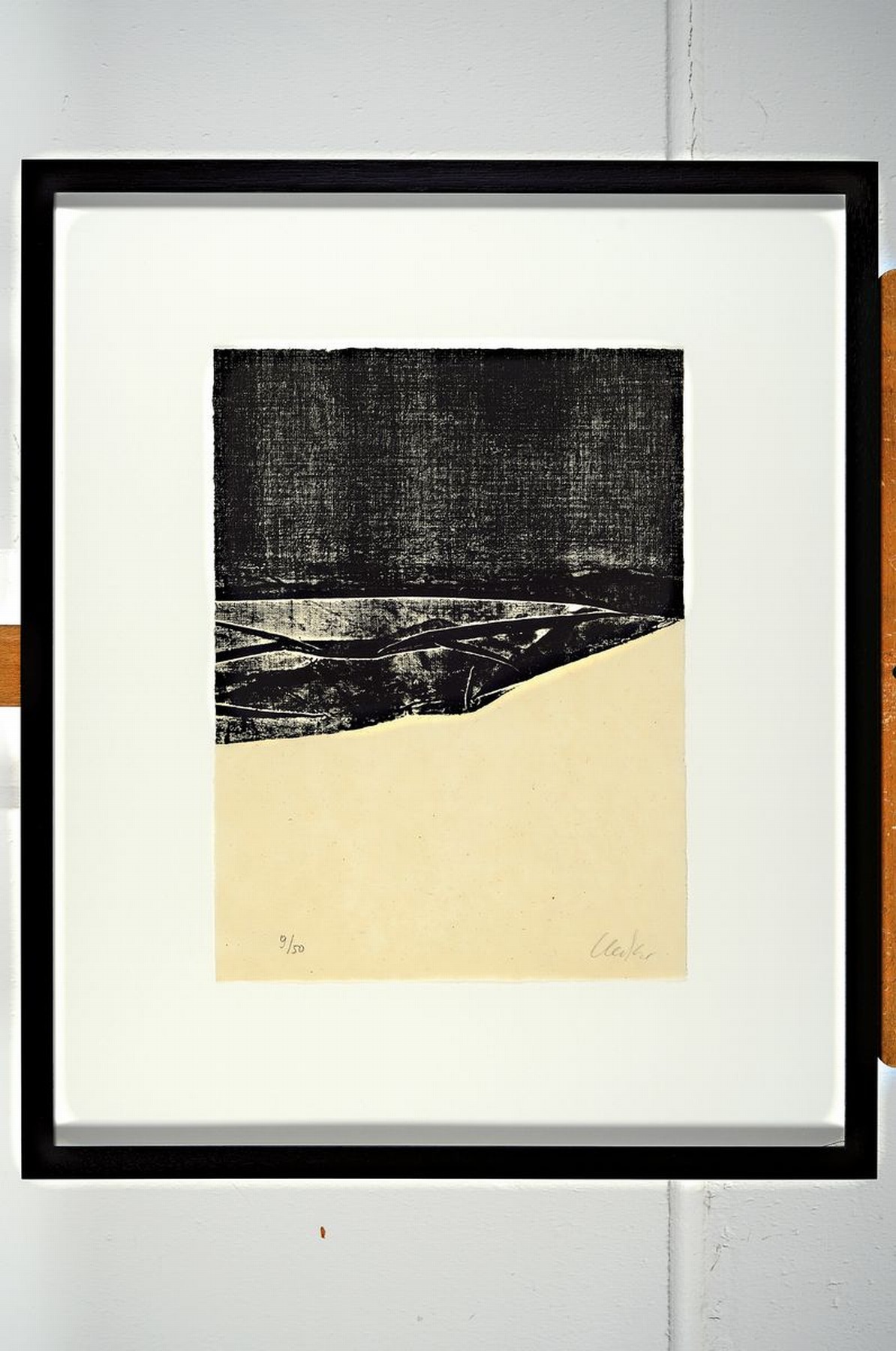 Detail k: Günther Uecker, geb. 1930, Holzschnitt auf feinem Japanpapier, handsigniert und num. 9/50, stammt aus 1986 und trägt den Trockenstempel der Erker ...