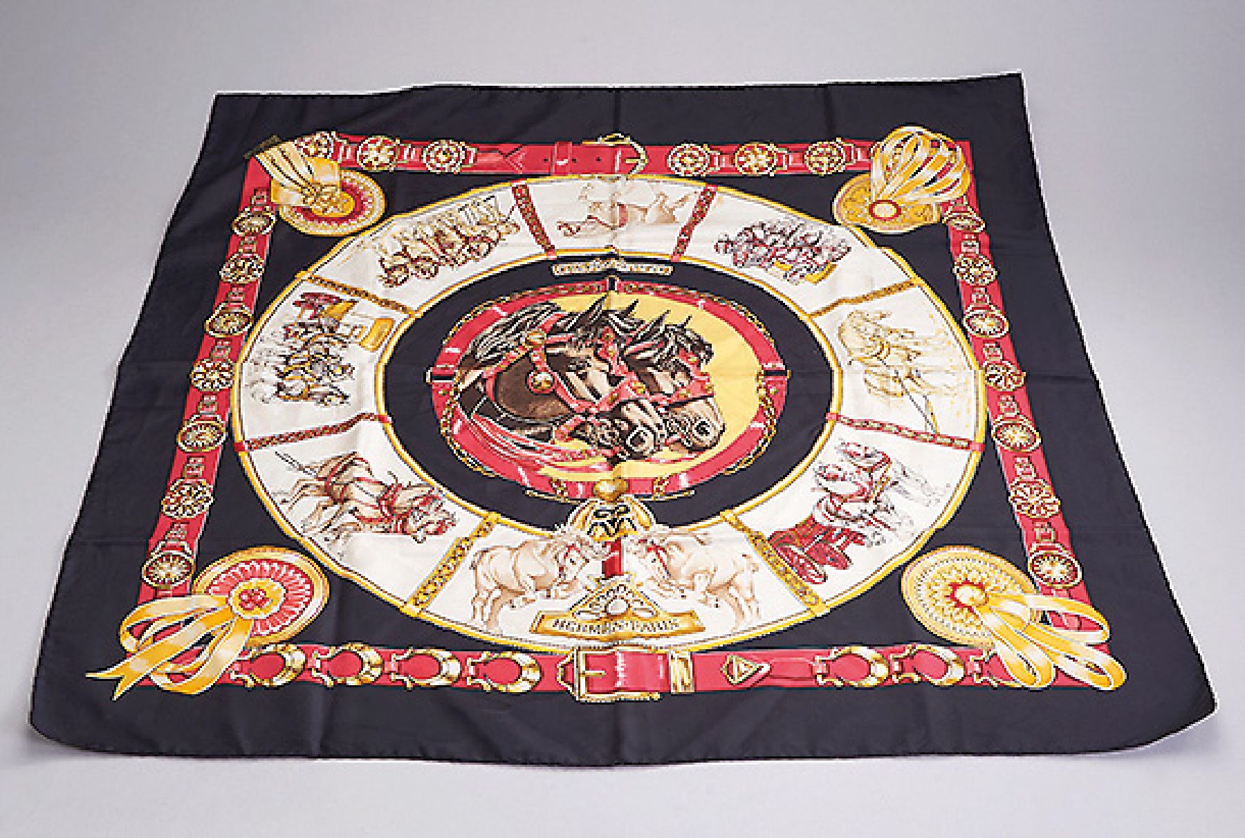 HERMES Seiden-Carree, Paris 100% Seide, "Chevaux de Trait", schwarz-weiß-grundig mit goldfarbenen und roten versch. Pferdemotiven, ca. 90 ...