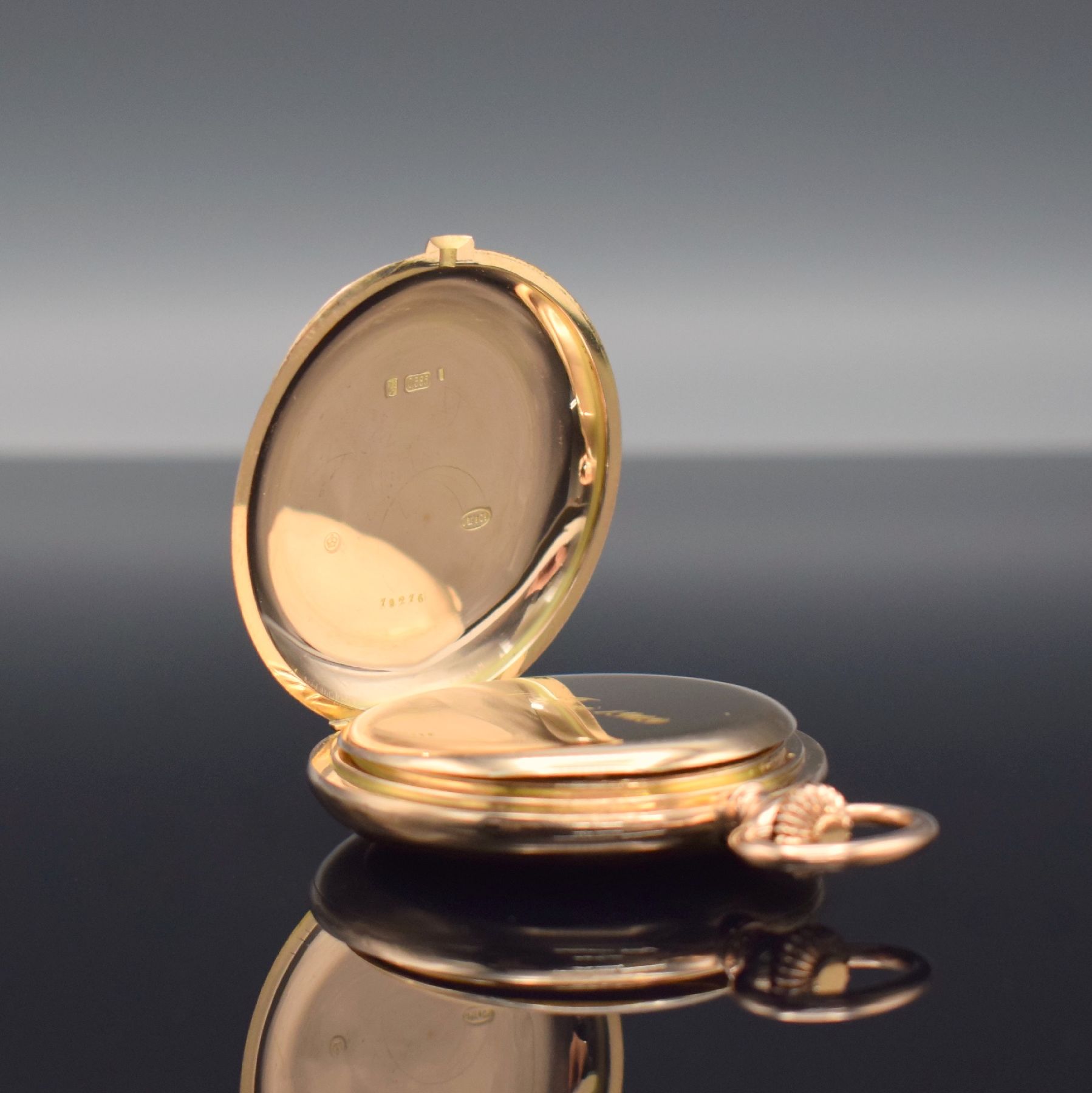 Detail d: Savonette mit hochfeinem Präzisionsankerwerk, Schweiz um 1900, massives 3-Deckel Goldgeh. mit a-goutte Schlüsse dell., Sprungdeckel mit Monogramm, ...