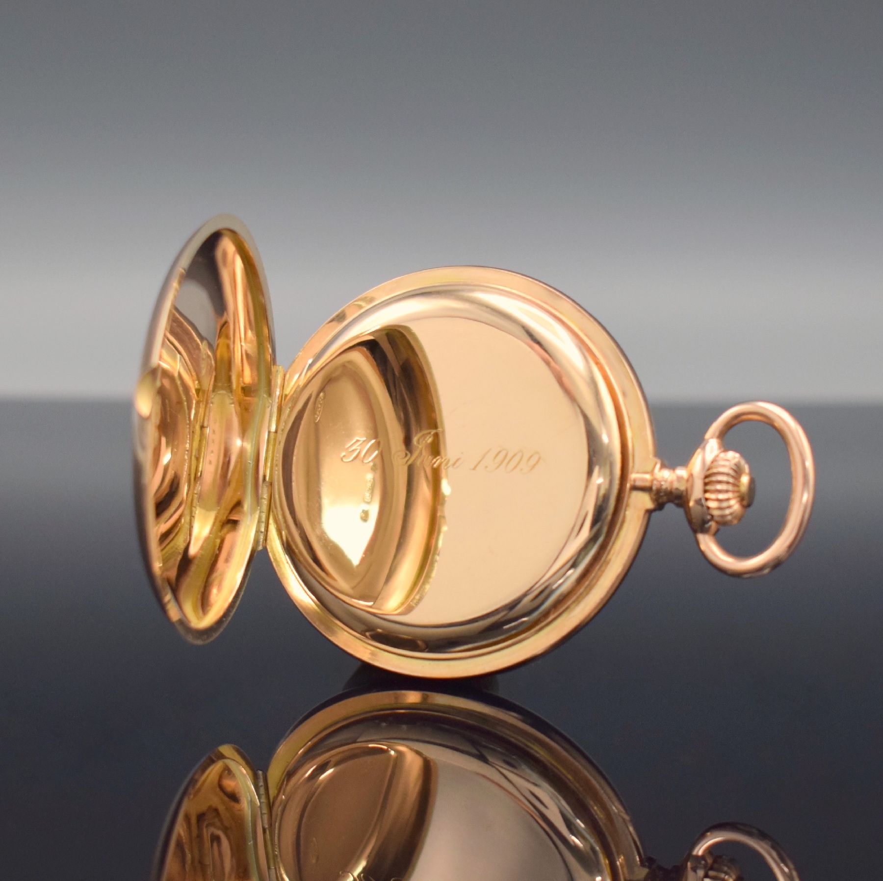Detail e: Savonette mit hochfeinem Präzisionsankerwerk, Schweiz um 1900, massives 3-Deckel Goldgeh. mit a-goutte Schlüsse dell., Sprungdeckel mit Monogramm, ...