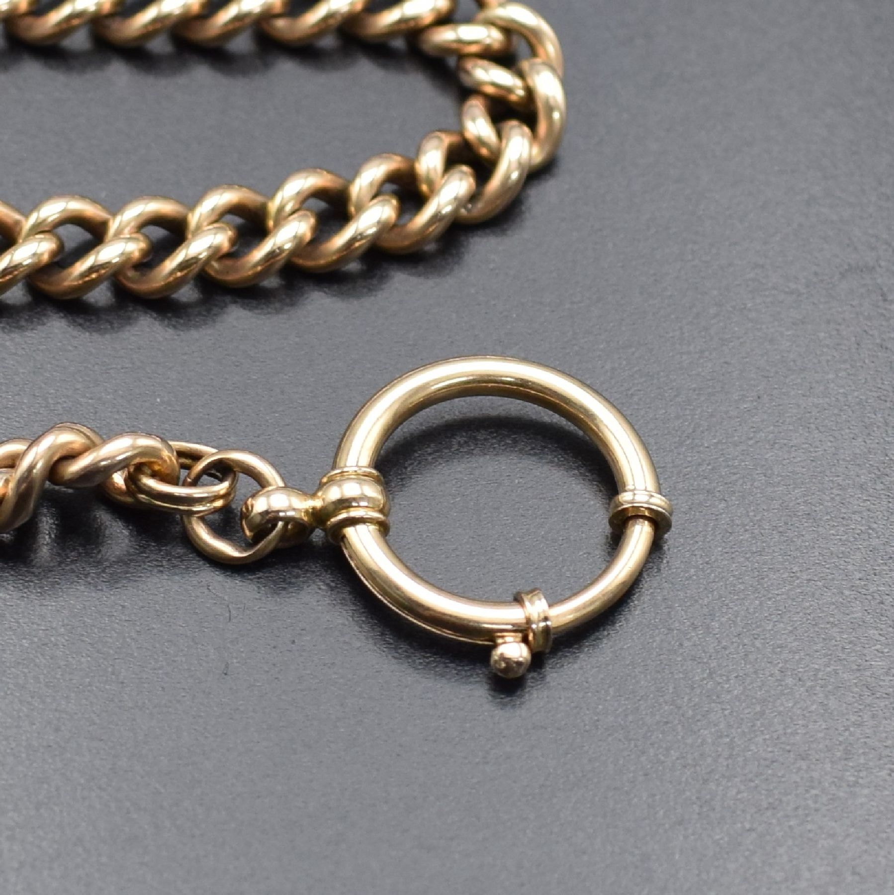 Detail a: Taschenuhrkette in RG 585/000, Deutschland um 1900, mit Federring & Karabiner, massive Ausführung, L. ca. 26,5 cm, Gew. ca. 42g, Nutzsp., verwendb.