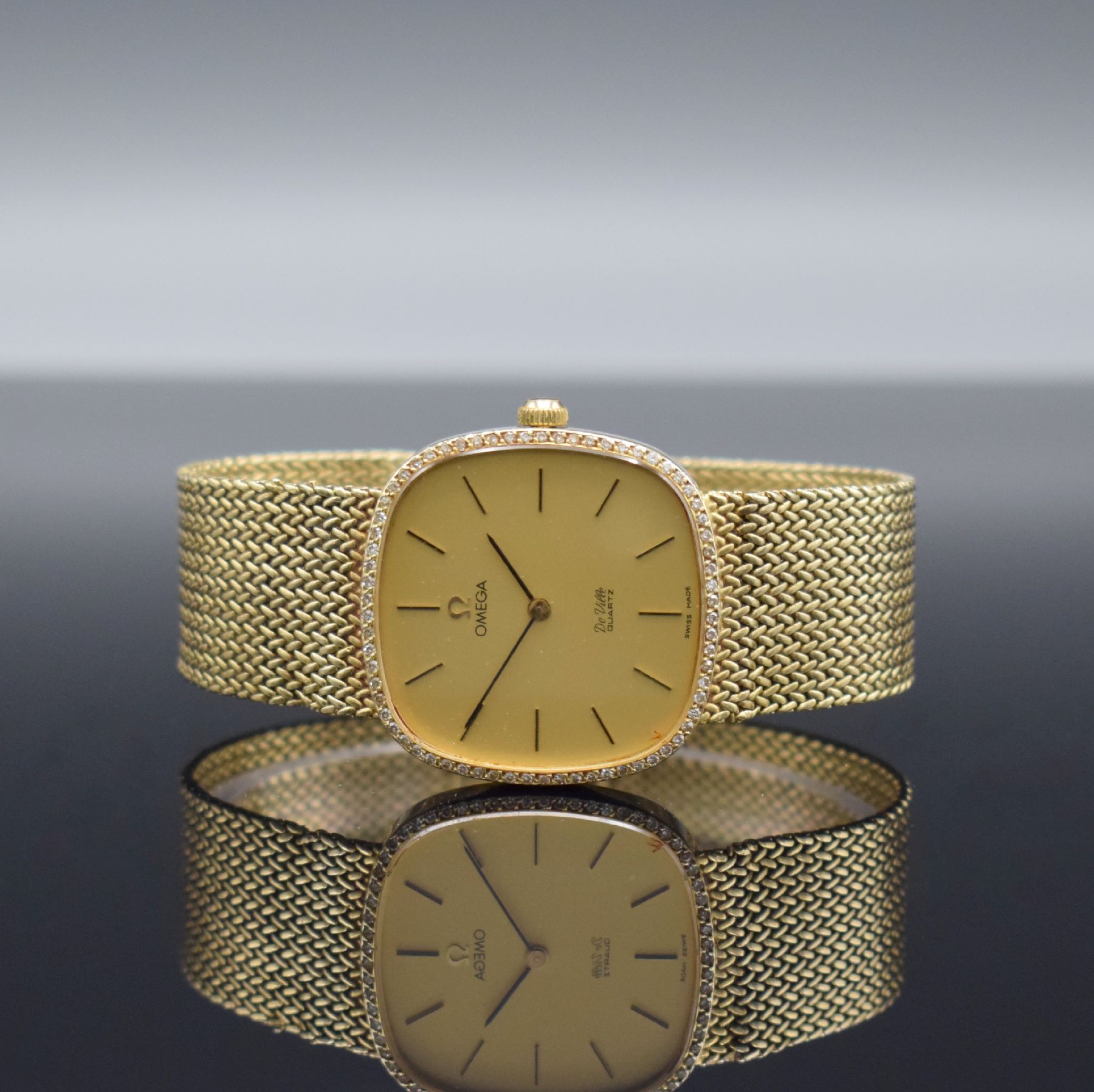 OMEGA De Ville Herrenarmbanduhr in GG 585/000 mit Diamanten, Schweiz um 1980, quarz, 2- teil. Gehäuse, Boden aufgedr., Lünette aufw. m. Diamanten ...