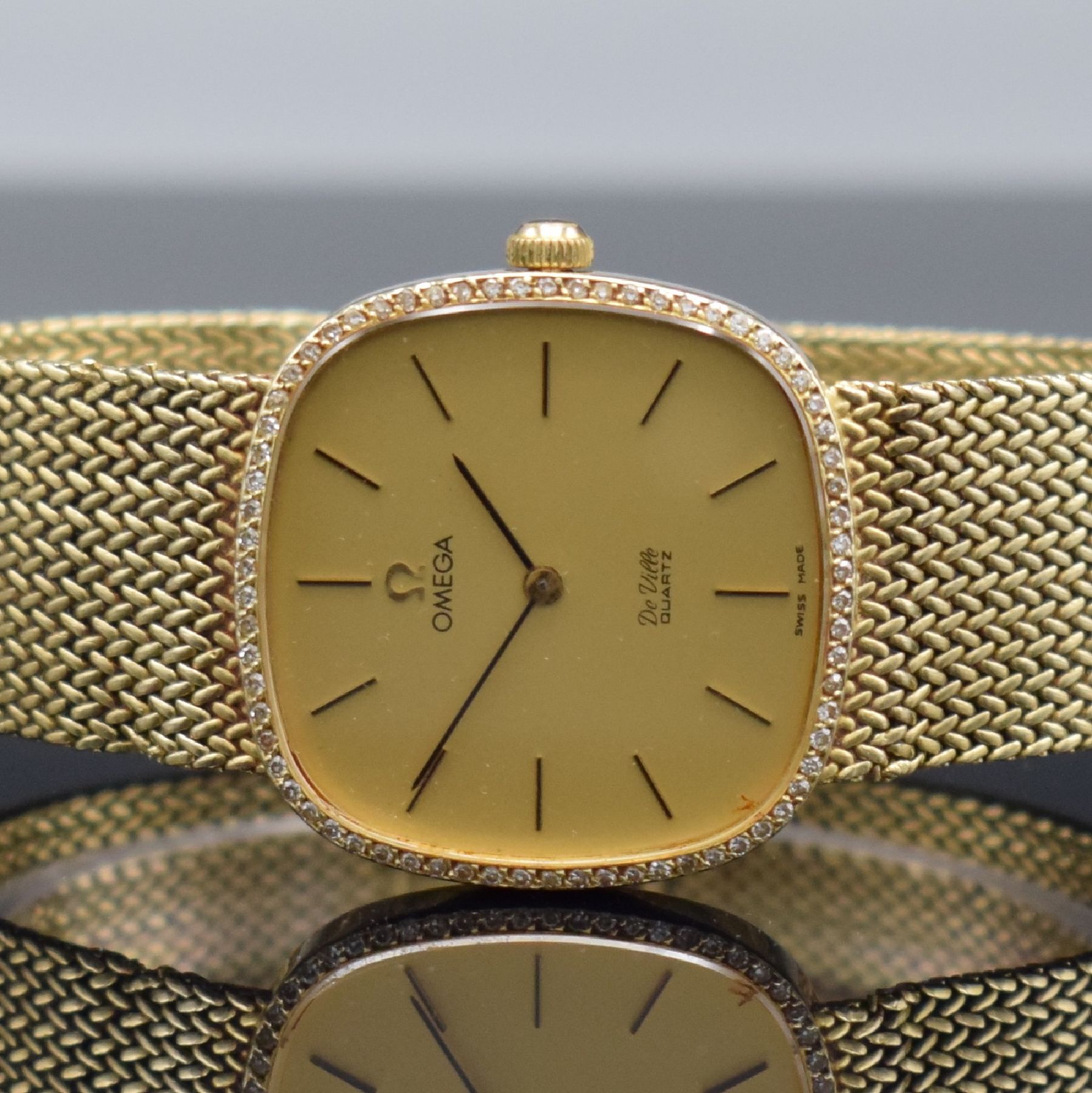 Detail a: OMEGA De Ville Herrenarmbanduhr in GG 585/000 mit Diamanten, Schweiz um 1980, quarz, 2- teil. Gehäuse, Boden aufgedr., Lünette aufw. m. Diamanten ...