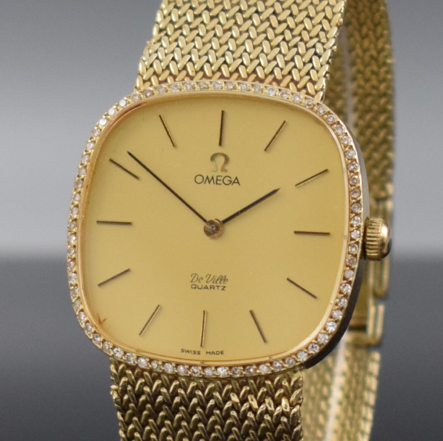 Detail c: OMEGA De Ville Herrenarmbanduhr in GG 585/000 mit Diamanten, Schweiz um 1980, quarz, 2- teil. Gehäuse, Boden aufgedr., Lünette aufw. m. Diamanten ...
