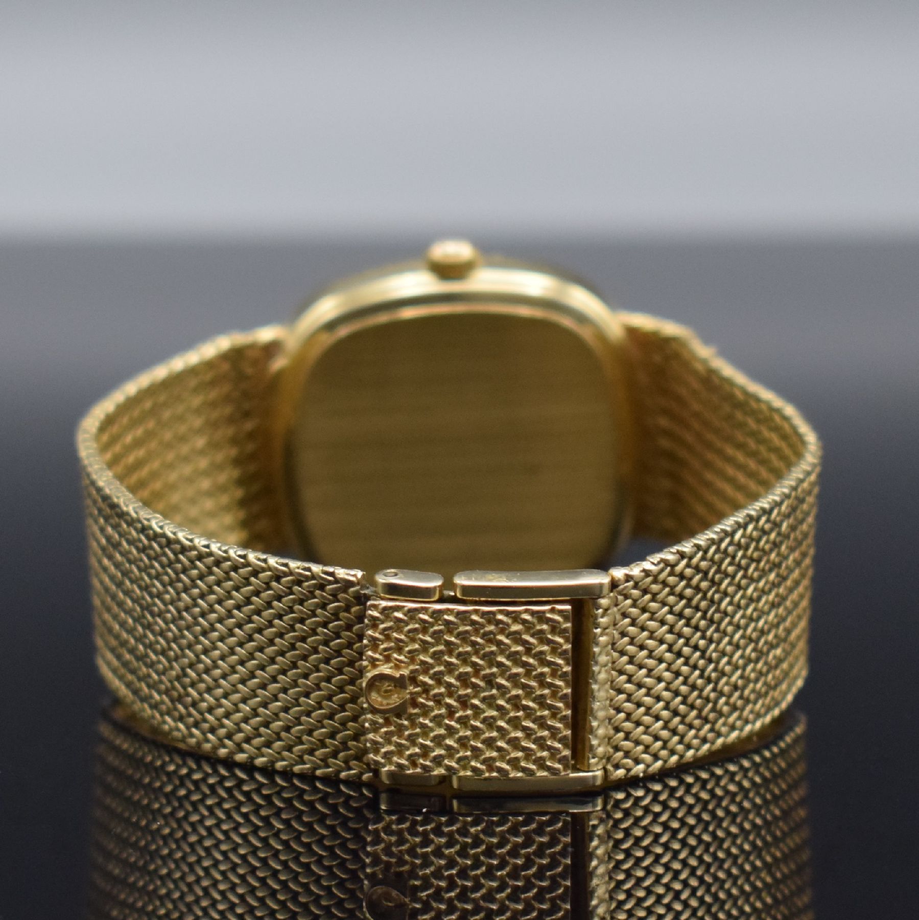 Detail d: OMEGA De Ville Herrenarmbanduhr in GG 585/000 mit Diamanten, Schweiz um 1980, quarz, 2- teil. Gehäuse, Boden aufgedr., Lünette aufw. m. Diamanten ...