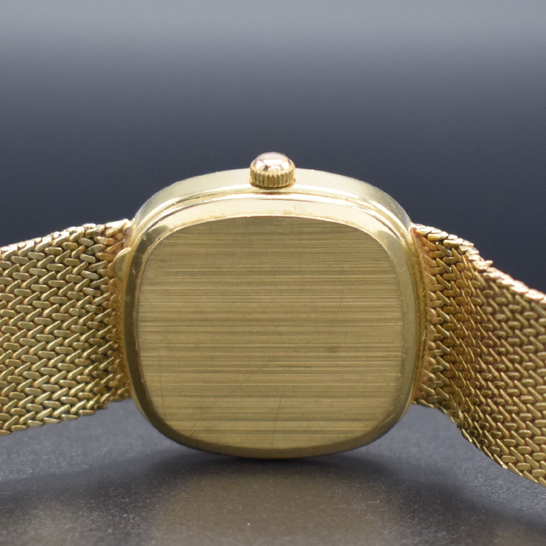 Detail e: OMEGA De Ville Herrenarmbanduhr in GG 585/000 mit Diamanten, Schweiz um 1980, quarz, 2- teil. Gehäuse, Boden aufgedr., Lünette aufw. m. Diamanten ...