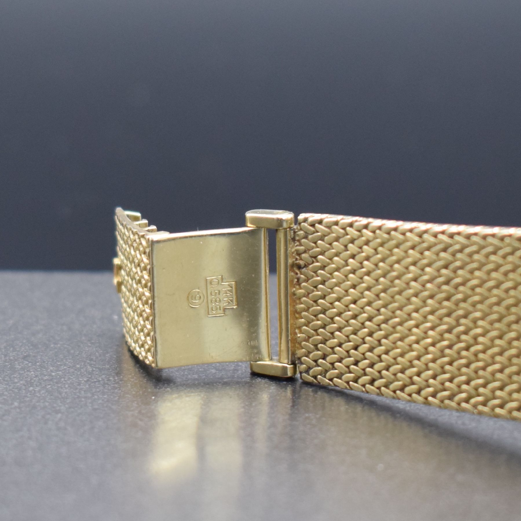 Detail f: OMEGA De Ville Herrenarmbanduhr in GG 585/000 mit Diamanten, Schweiz um 1980, quarz, 2- teil. Gehäuse, Boden aufgedr., Lünette aufw. m. Diamanten ...